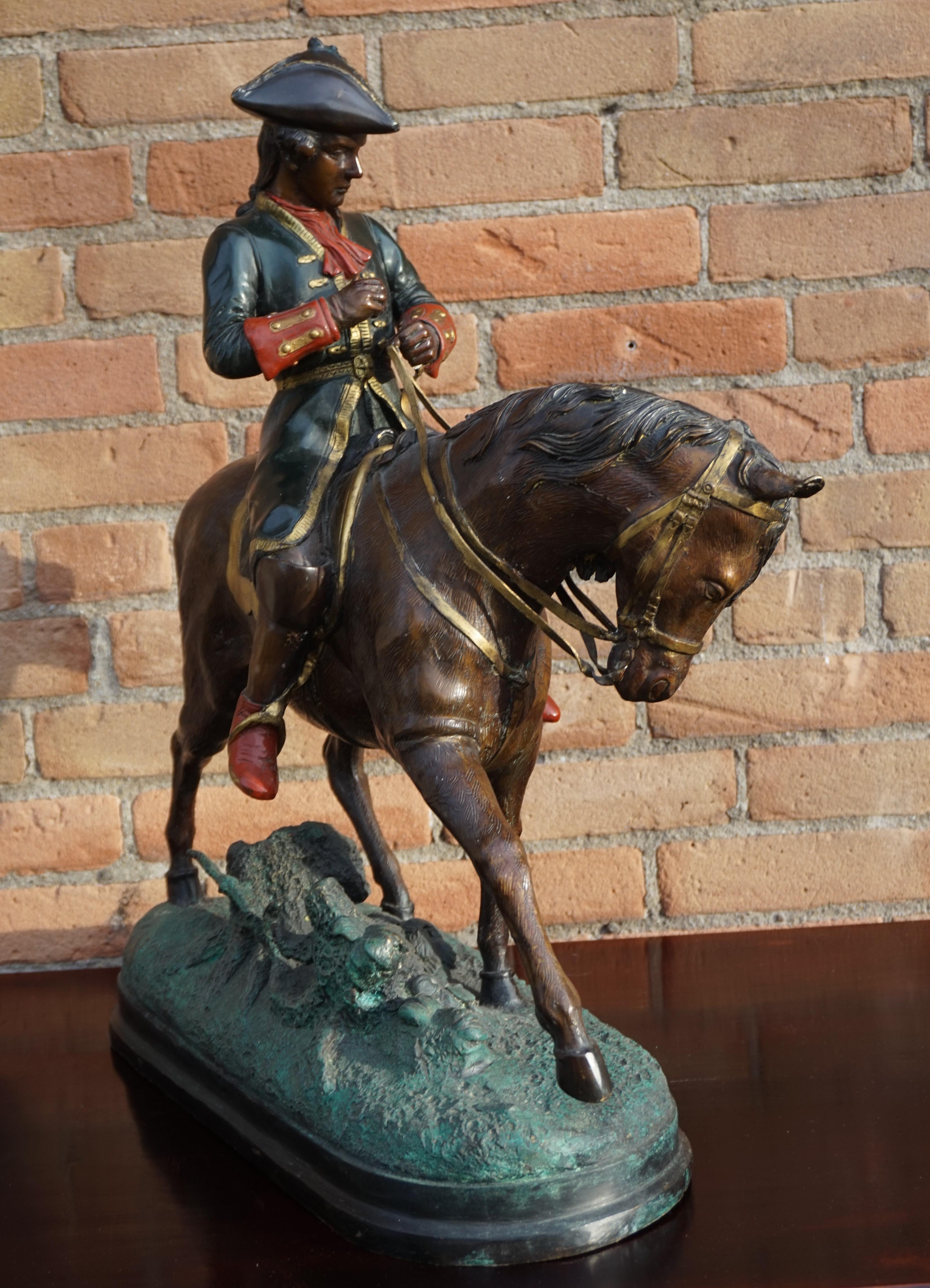 Große polychrom bemalte Bronzeskulptur eines jungen Pferdes, das auf Napoleon reitet, Napoleon 3