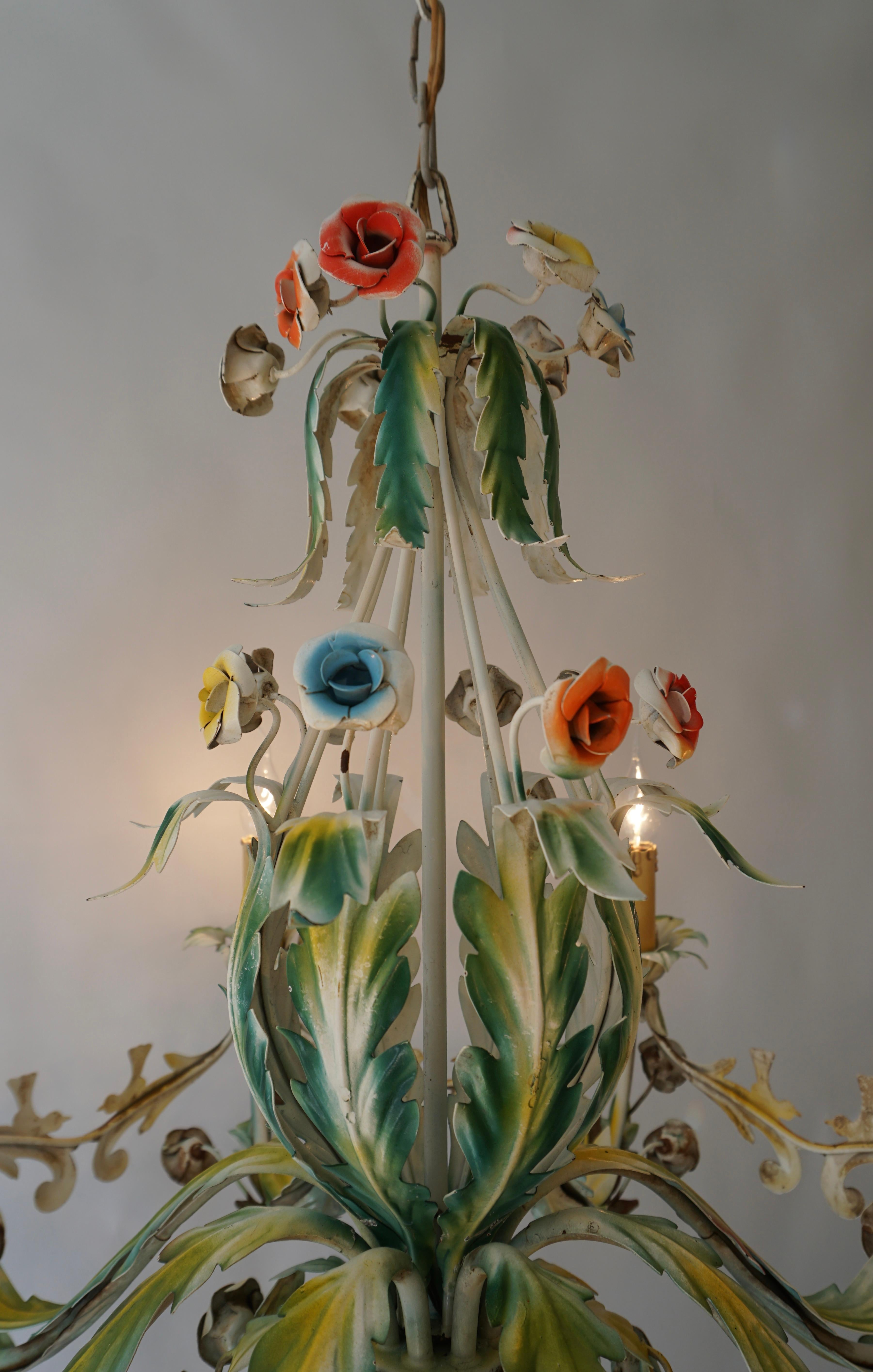 Métal Grand lustre en métal peint polychrome avec fleurs et oiseaux en vente