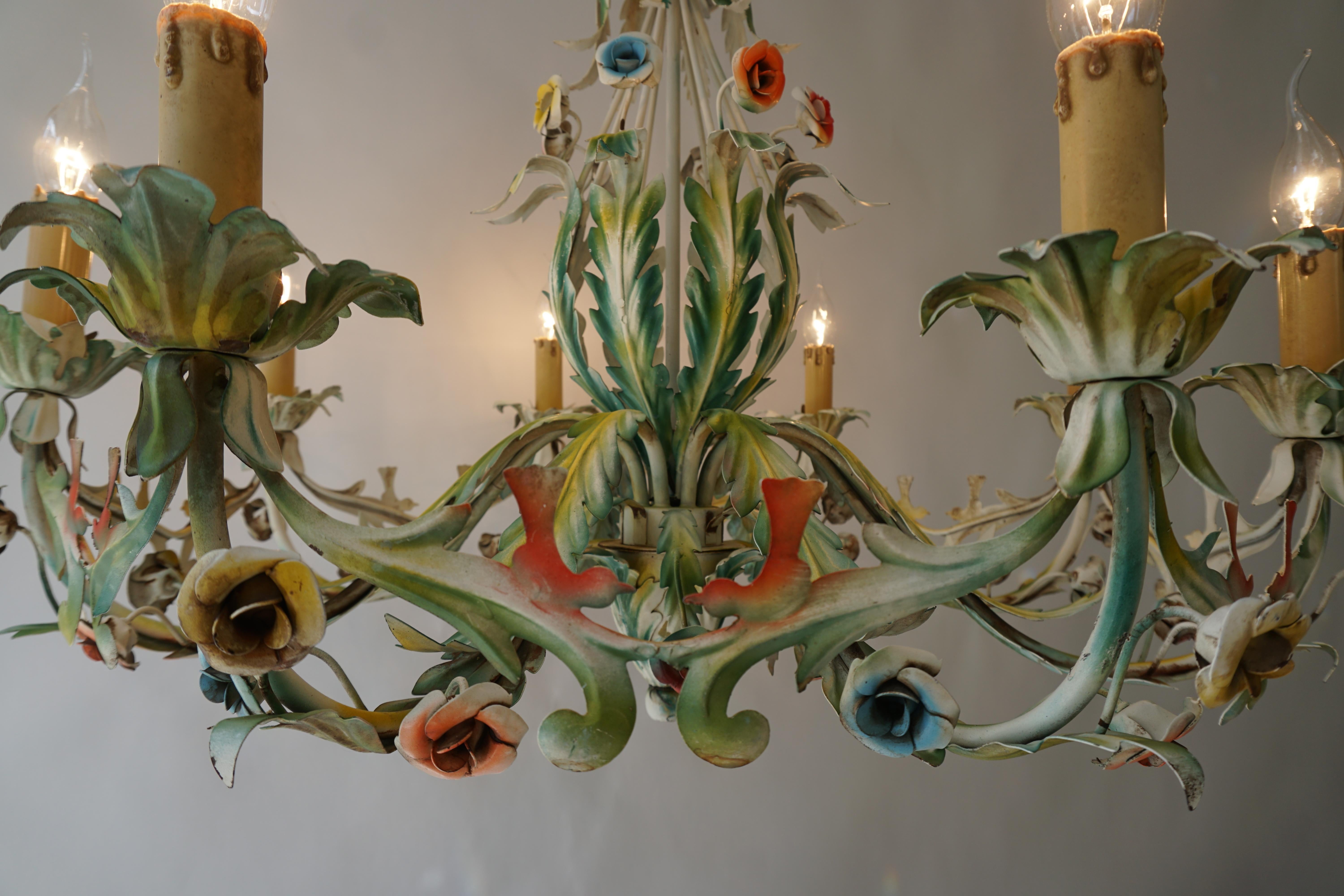 Grande lampadario in metallo dipinto in policromia con fiori e uccelli in vendita 4