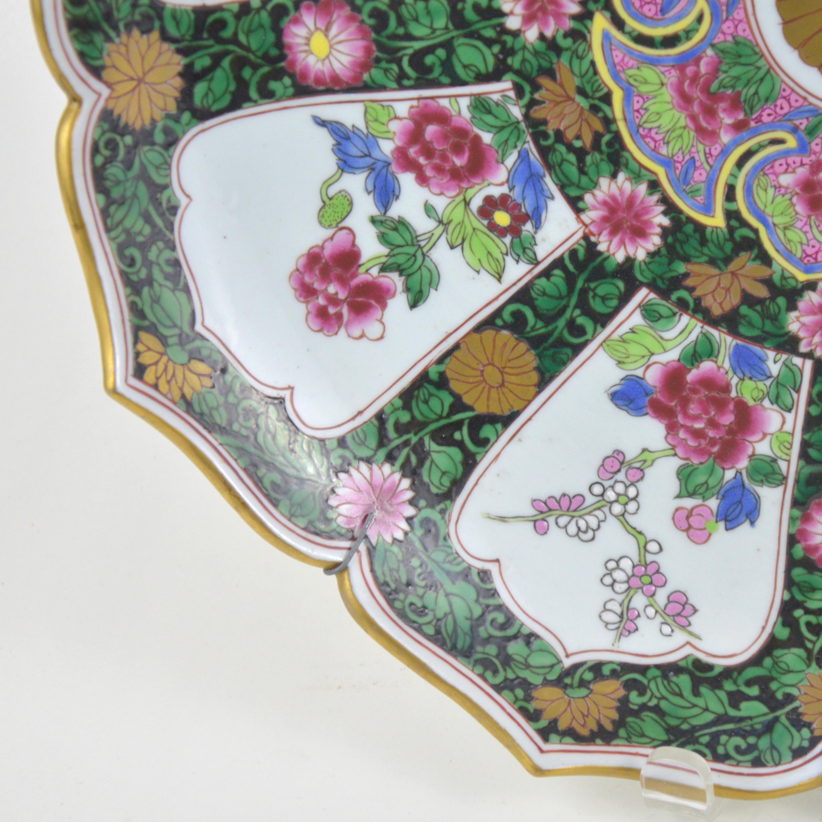 Large Polychrome Porcelain Chinese Style Samson Dish, circa 1900 In Good Condition For Sale In Brussels, BE