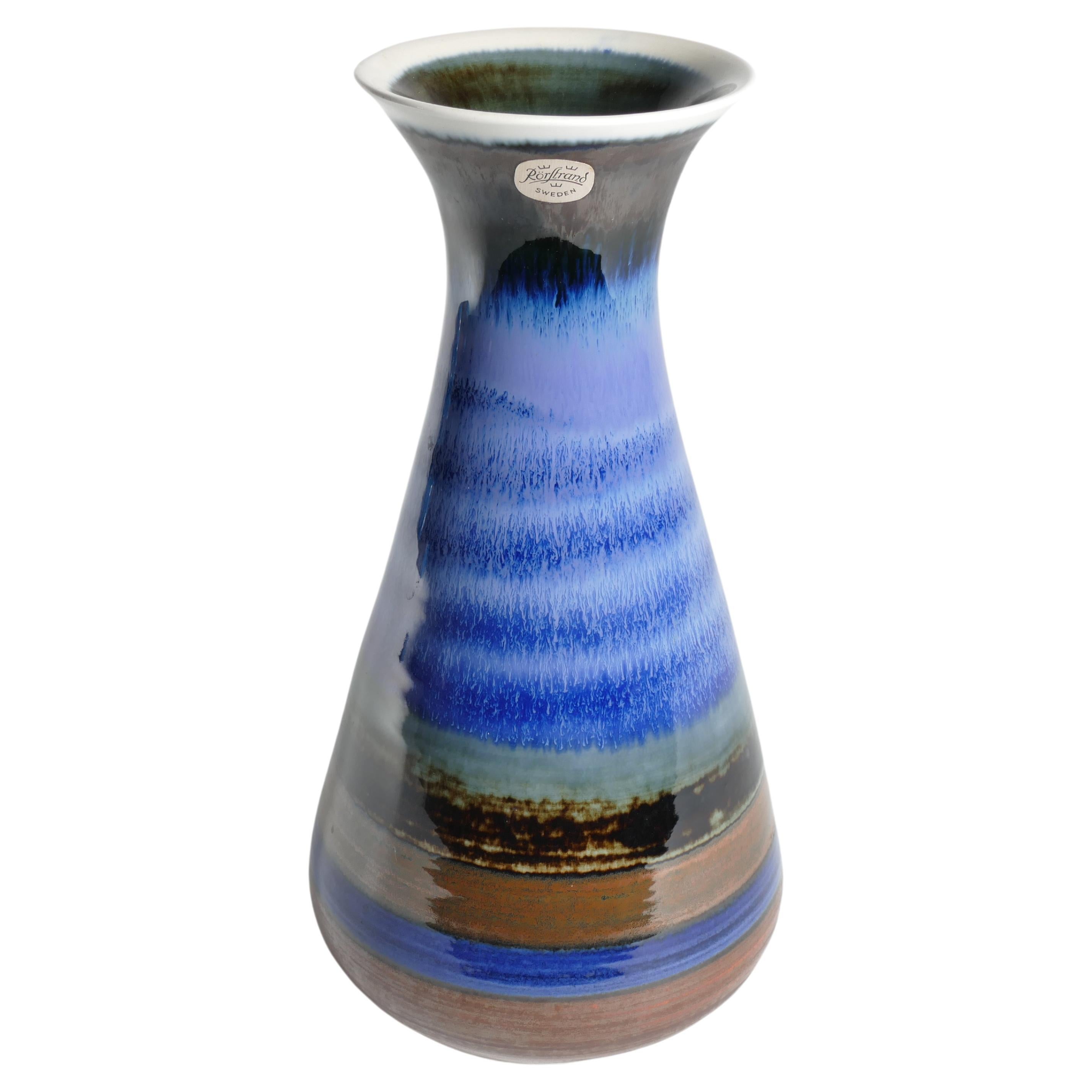 Dies ist eine absolut fabelhafte Vase aus Steingut mit polychromem Dekor, die von Gösta Millberg für Rörstrand in Schweden entworfen wurde. Sie ist Teil einer limitierten Serie aus einer Studio-Produktion. Die unterschiedliche Verwendung von