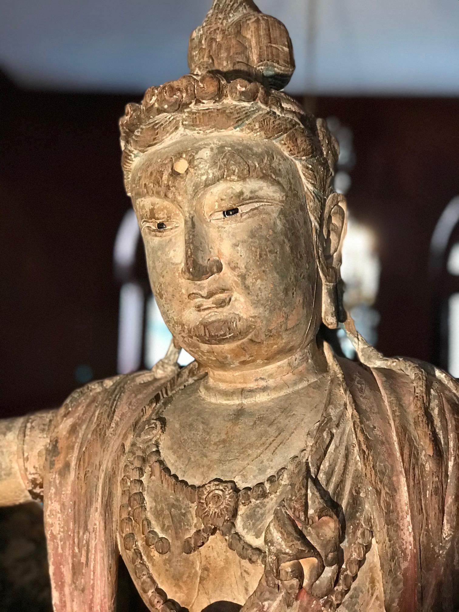 Polychrome Wood Figure of Guanyin Qing Dynasty China 19th Century In Good Condition For Sale In Bordeaux, FR