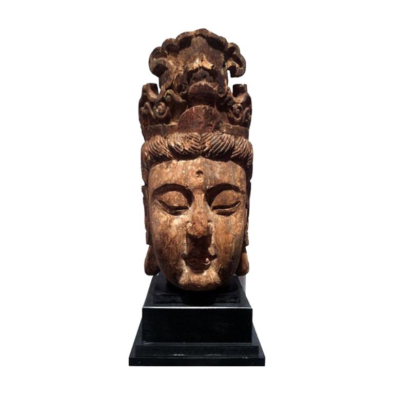 Grande tête de GuanYin en bois polychromé sur pied