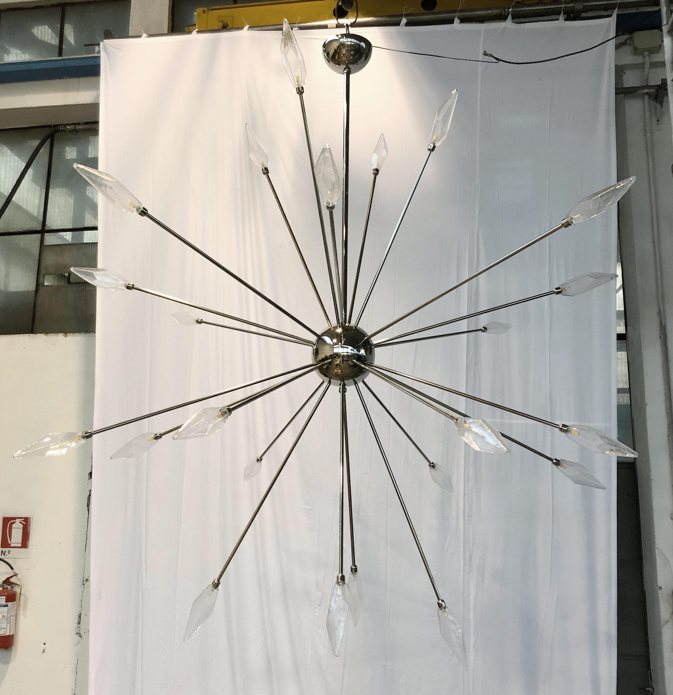 Oversized Italian Sputnik chandelier with 24 clear poliedri, or polyhedron/polyhedral shaped Murano glasses mounted on polished nickel finish frame, designed by Fabio Bergomi for Fabio Ltd, made in Italy
Measures: Diameter 118 inches, height 126