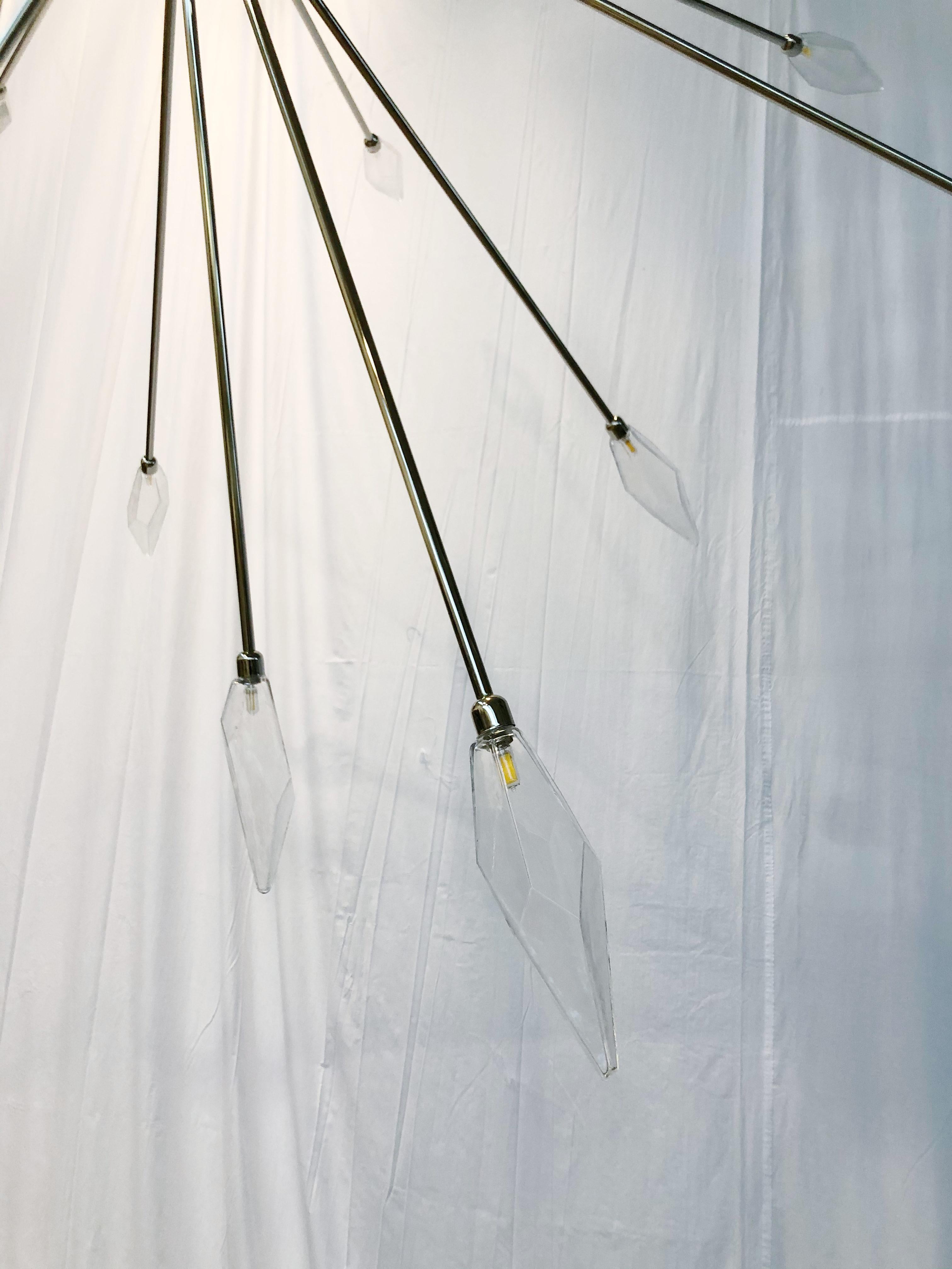 Sputnik-Kronleuchter in Übergröße aus polyederfarbenem Stahl von Fabio Ltd im Angebot 1