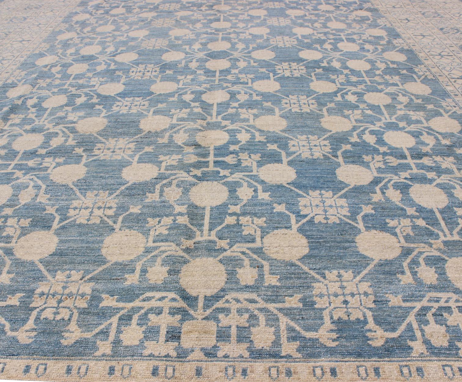 Großer Granatapfel Design Modern Khotan Teppich in Hellblau und Creme. Keivan Woven Arts / Teppich MP-1309-655, Herkunftsland / Art: Afghanistan / Khotan.
Maße: 8'7 x 12'5 
Dieser Khotan zeigt ein Granatapfelmuster, das von einem sich wiederholenden