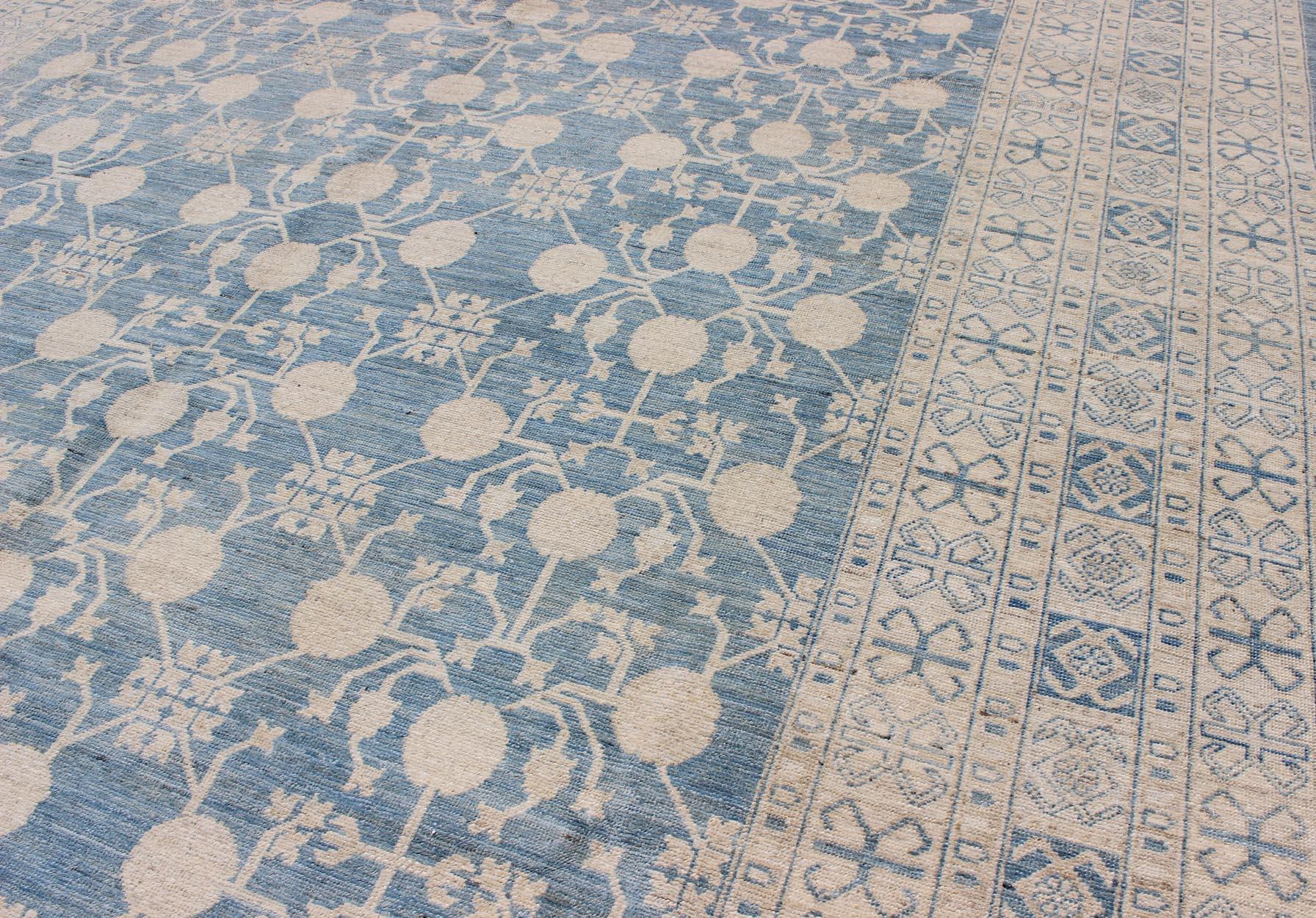 Tappeto Khotan moderno con design a melograno grande di Keivan Woven Arts in vendita 1