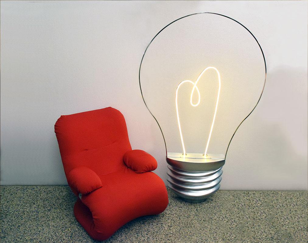 Grand lampadaire de style Pop, production italienne des années 1980.
Base en fibre de verre peinte, partie supérieure en acier avec filament LED en forme d'ampoule géante.
En parfait état.