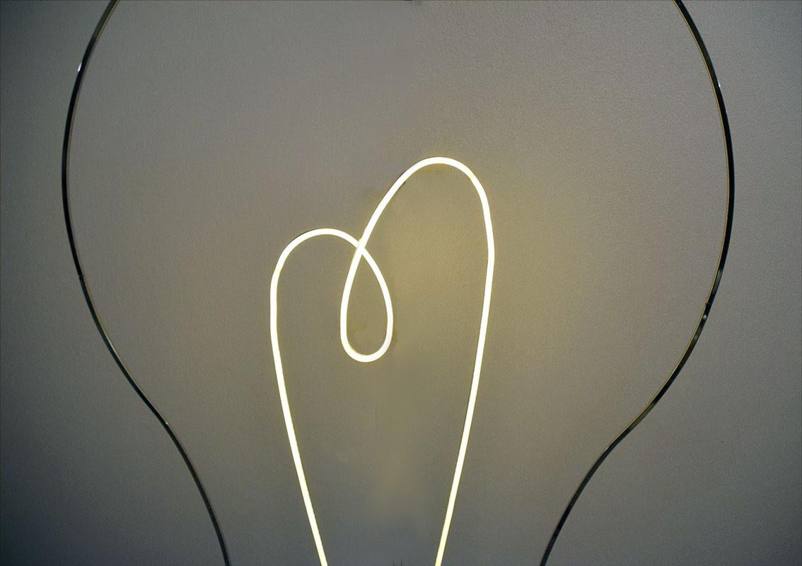 Große Stehlampe im Pop-Stil in Form einer riesigen Glühbirne, 1980er Jahre (Metall) im Angebot