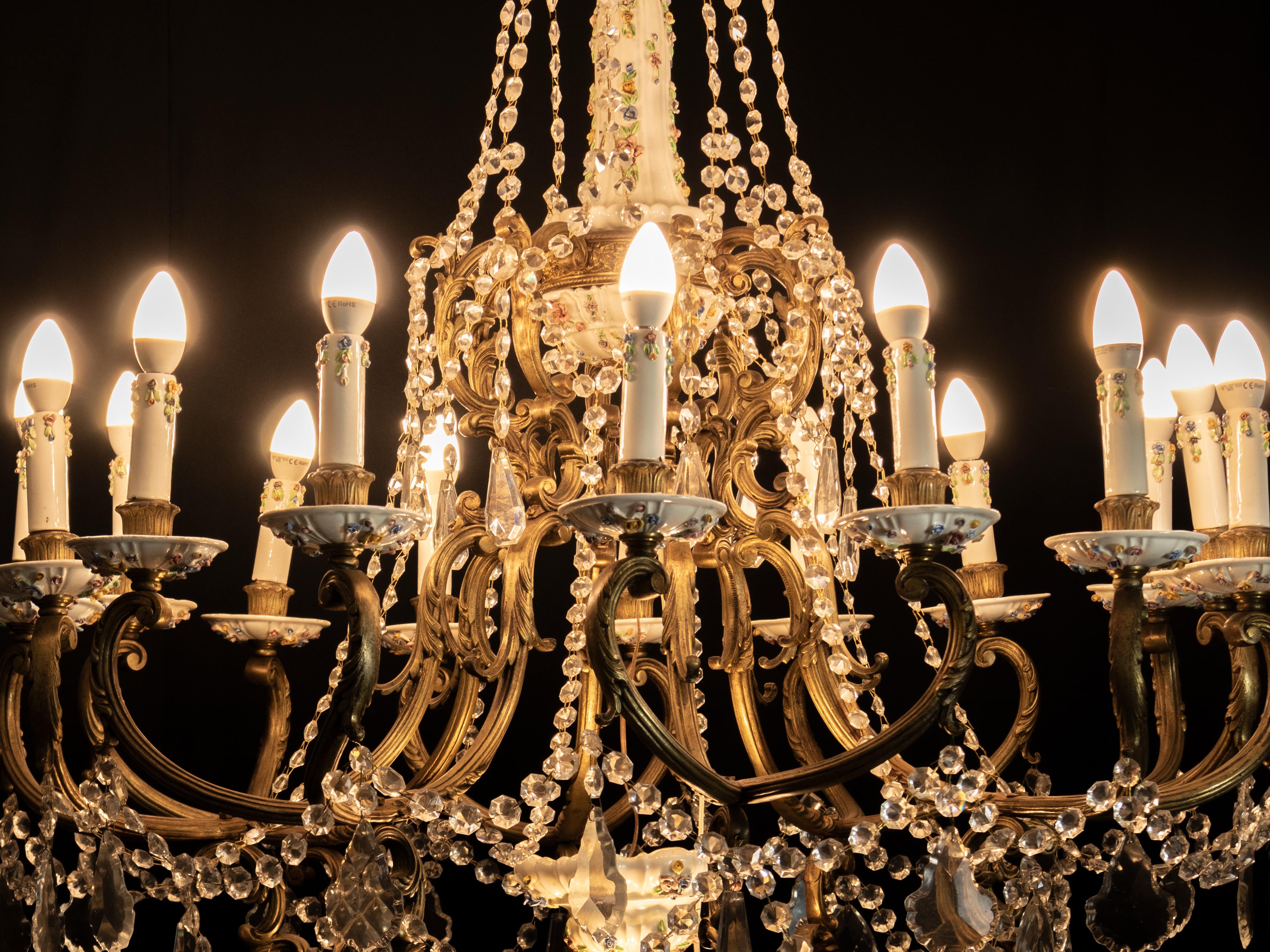 Grande lampadario in porcellana e cristallo, bronzo dorato, XIX secolo in vendita 7