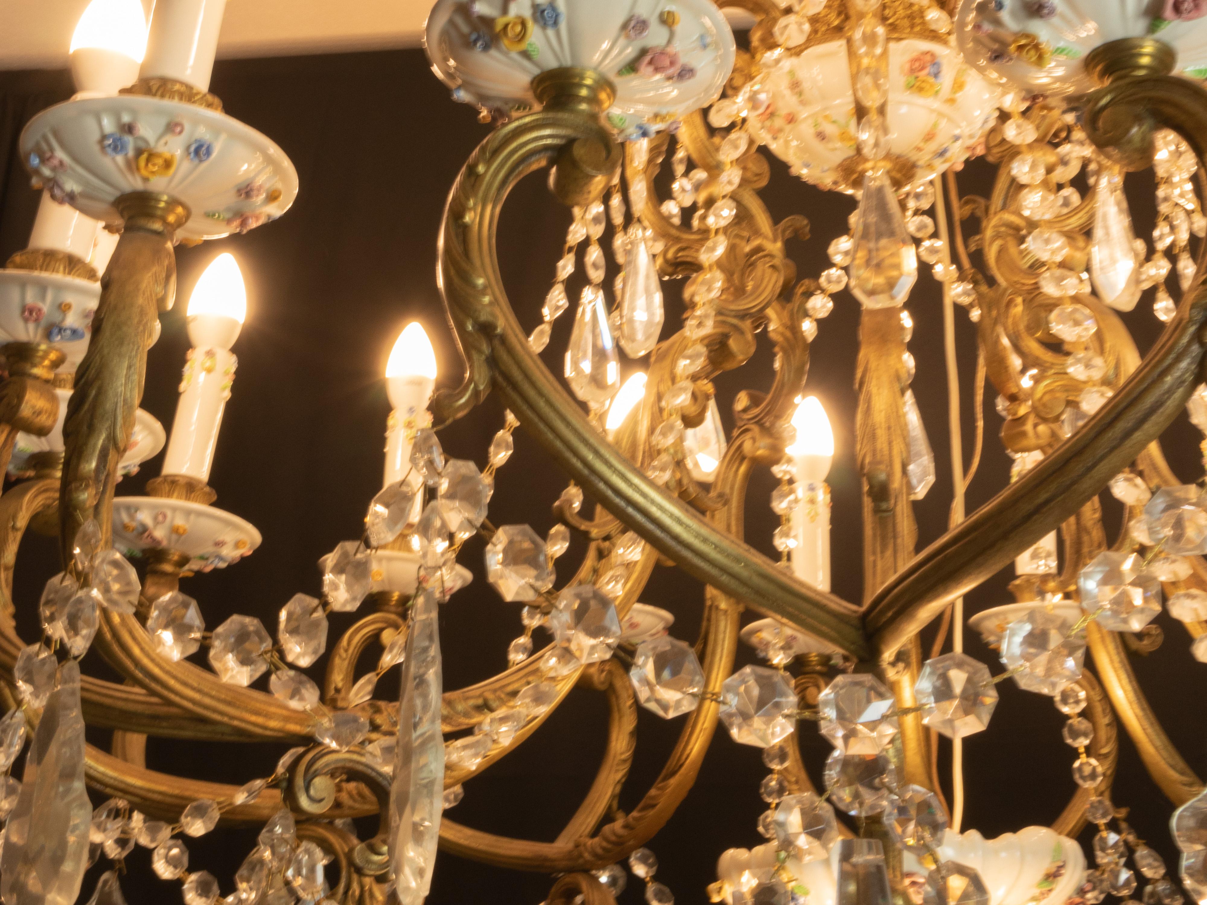 Grande lampadario in porcellana e cristallo, bronzo dorato, XIX secolo in vendita 11