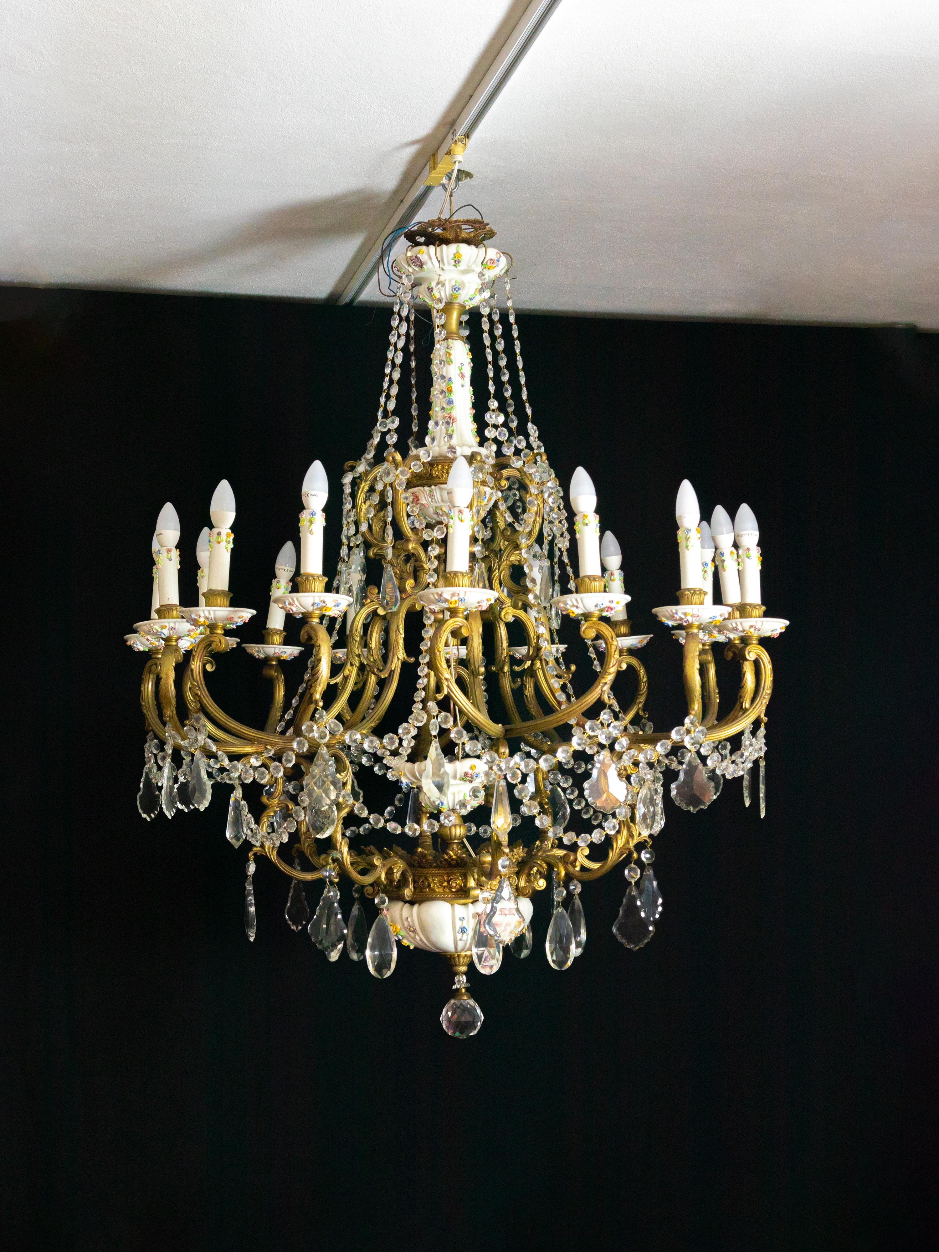 Grande lampadario in porcellana e cristallo, bronzo dorato, XIX secolo in vendita 14