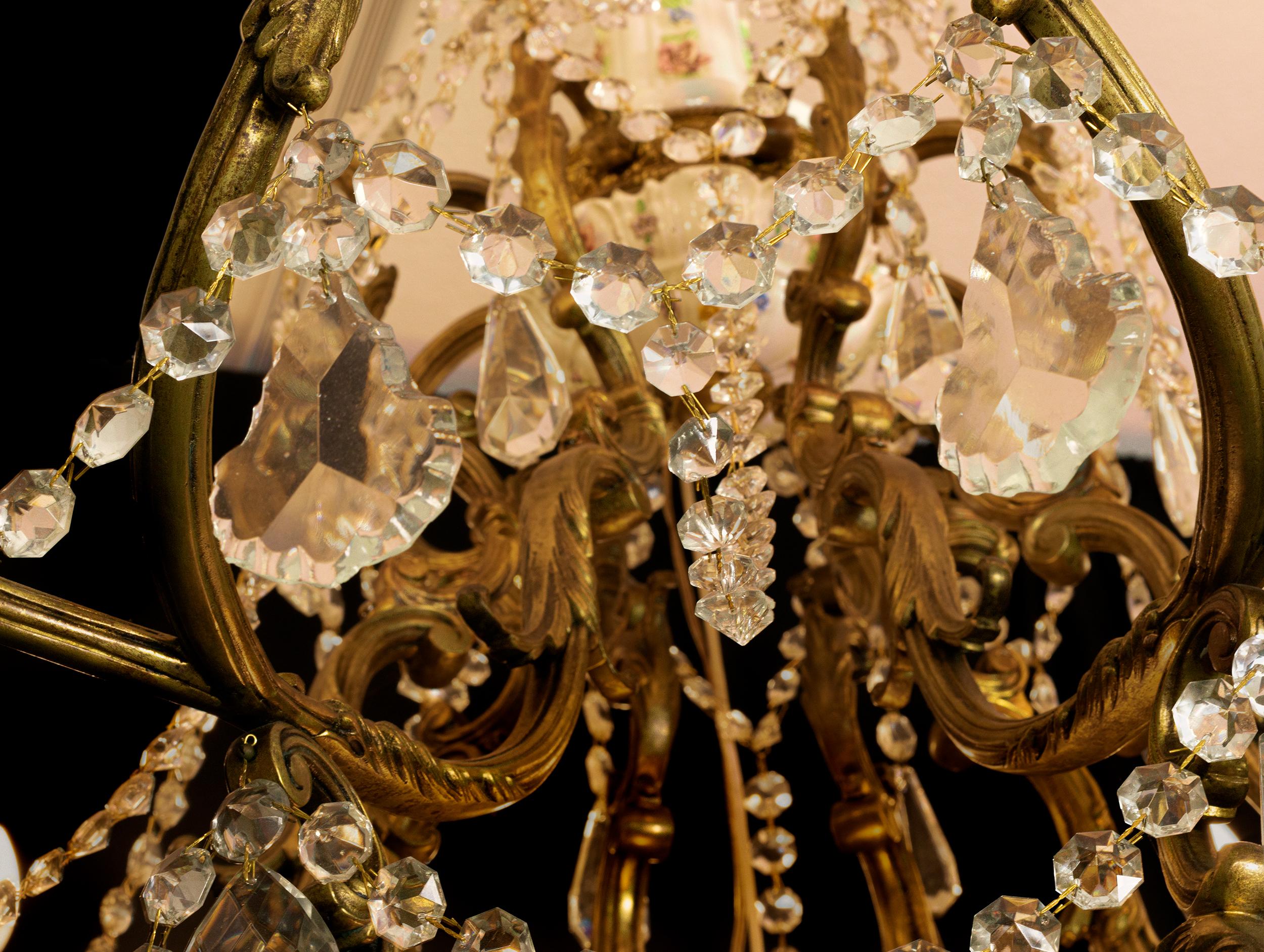 Tedesco Grande lampadario in porcellana e cristallo, bronzo dorato, XIX secolo in vendita