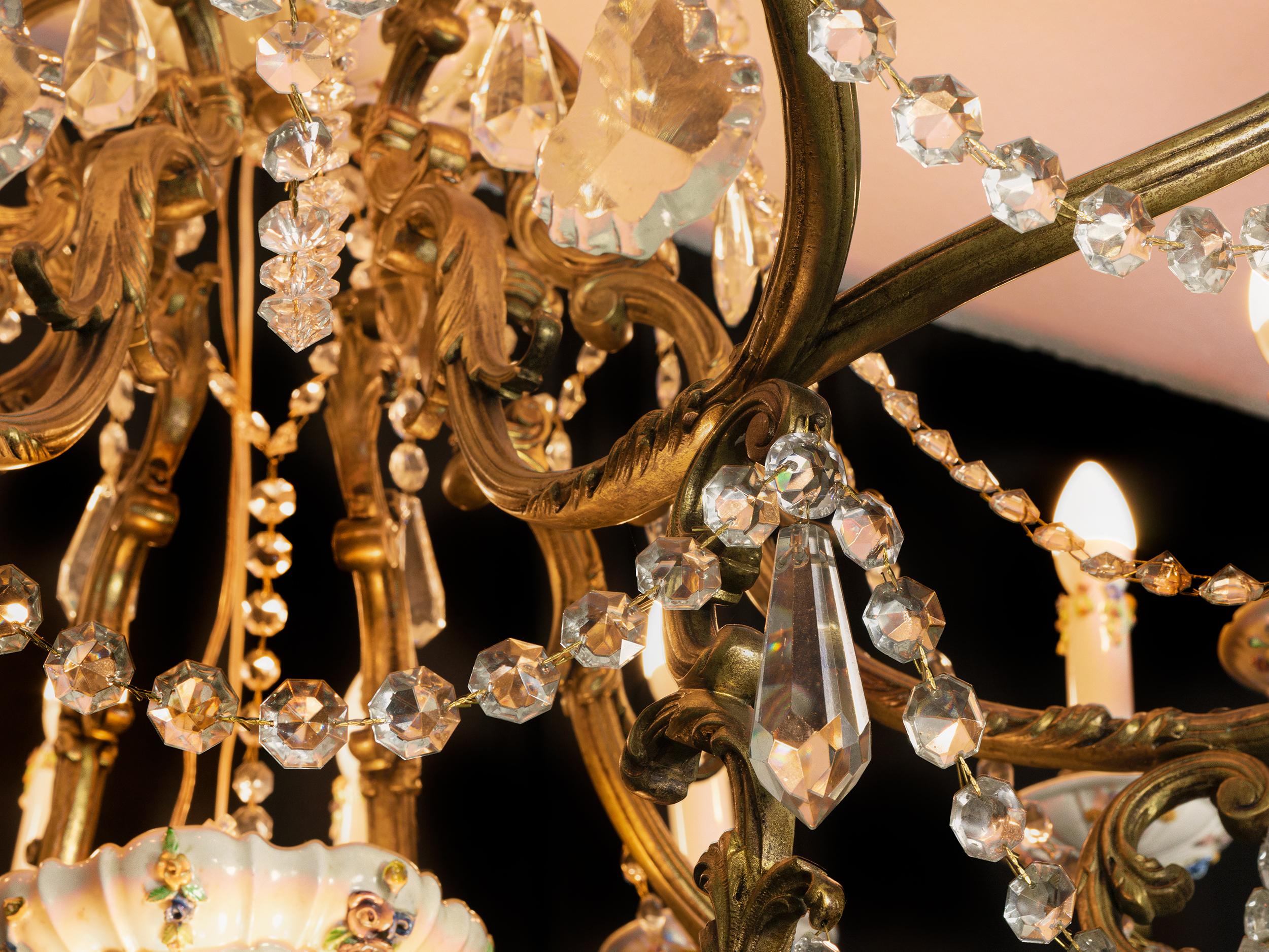 Bronzo Grande lampadario in porcellana e cristallo, bronzo dorato, XIX secolo in vendita