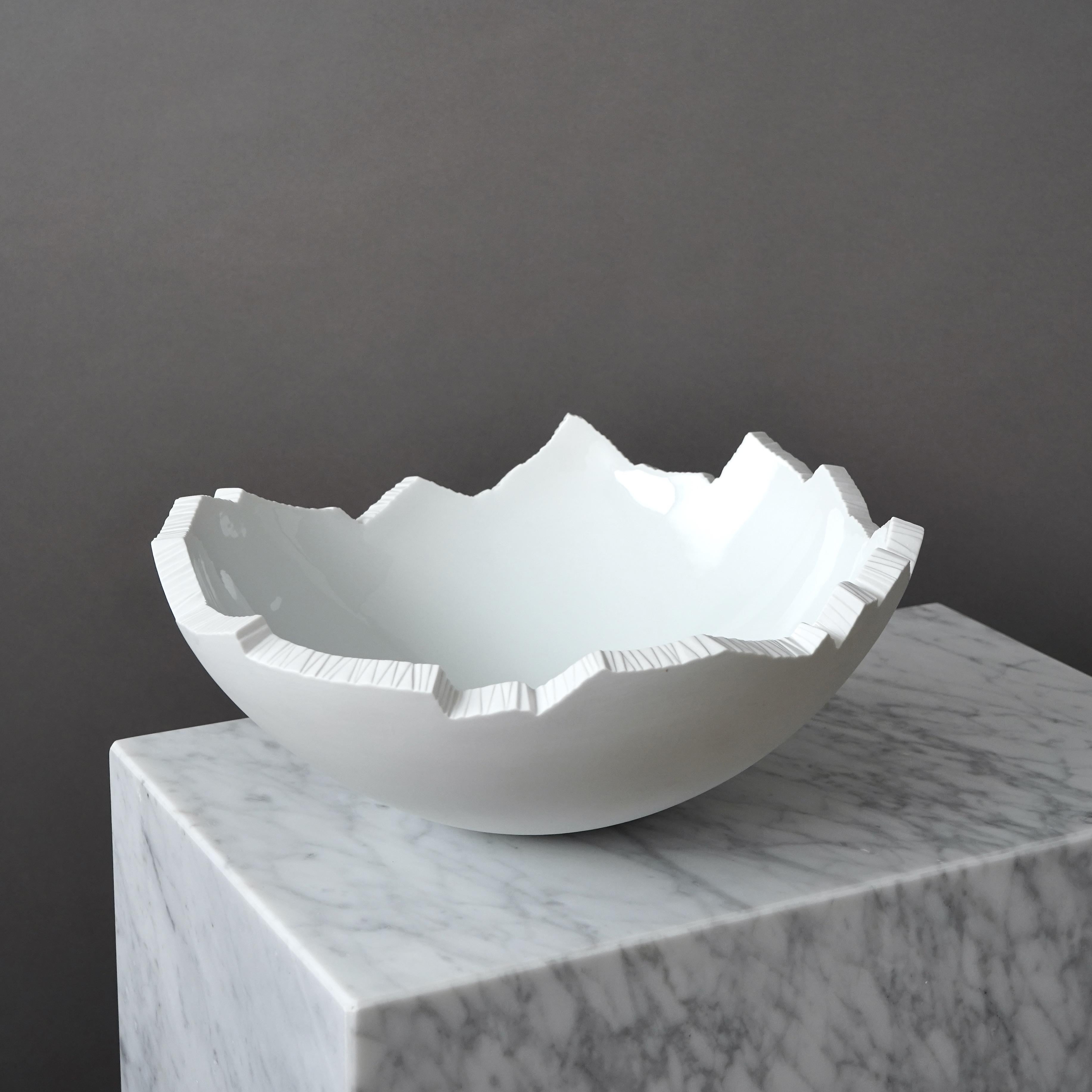 Un énorme et rare bol en porcelaine en forme de coquille d'œuf. 
Conçu par le célèbre artiste danois Jens Flemming Sorensen, pour Royal Copenhagen, Danemark, dans les années 1980. 

Excellent état. 
Estampillé avec la marque du fabricant et signé
