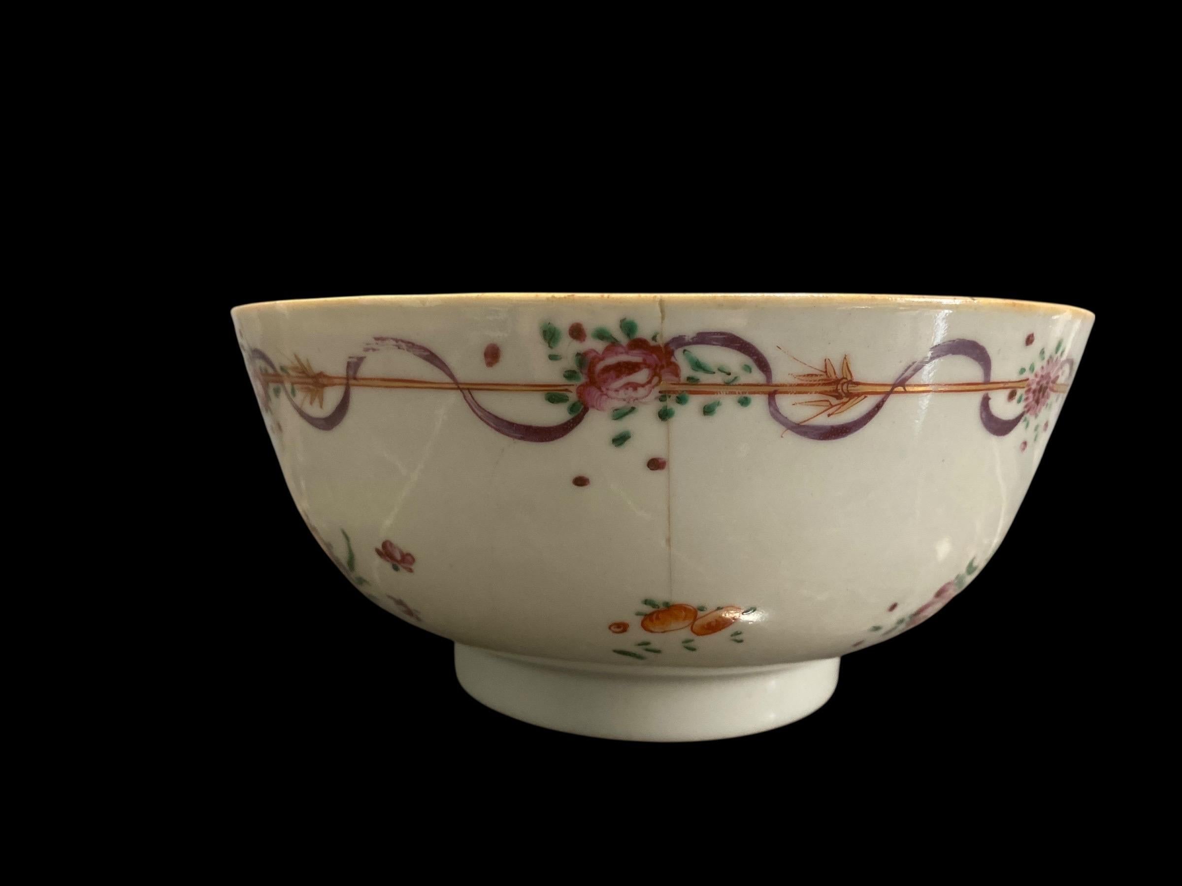 Elegant grand bol en porcelaine de Chine, fabriqué pour le marché européen au XVIIIe siècle dans le cadre du commerce maritime de la Compagnie des Indes orientales.

Ce bol présente un décor peint à la main de fleurs stylisées et de guirlandes
