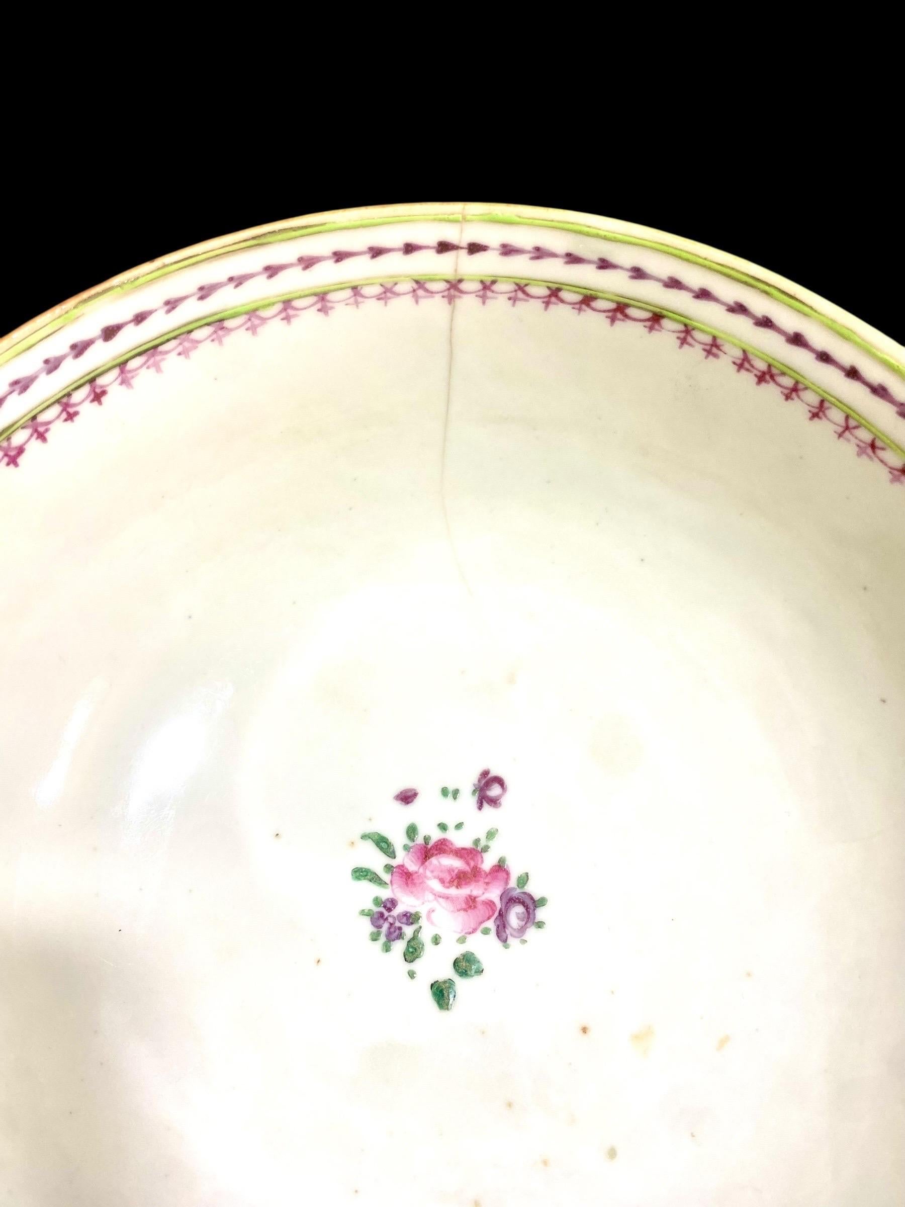 Grand bol en porcelaine - Compagnie des Indes - XVIIIe siècle Bon état - En vente à Beuzevillette, FR