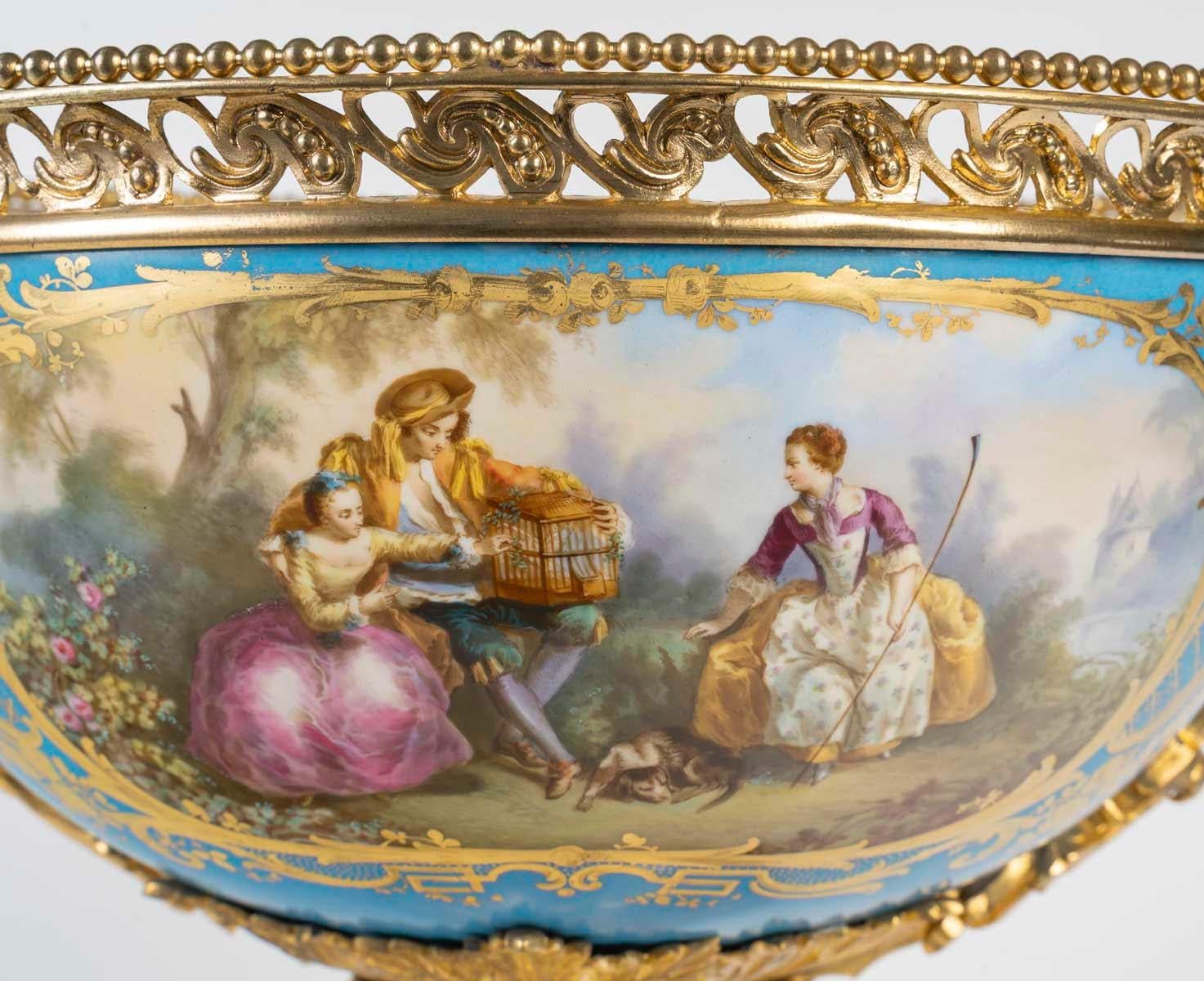 Grande ciotola in porcellana nello stile della manifattura di Sèvres, periodo Napoleone III.

Importante ciotola in porcellana e ormolo, stile Luigi XVI, periodo Napoleone III, XIX secolo, porcellana nello stile della Manufacture de Sèvres e ricca