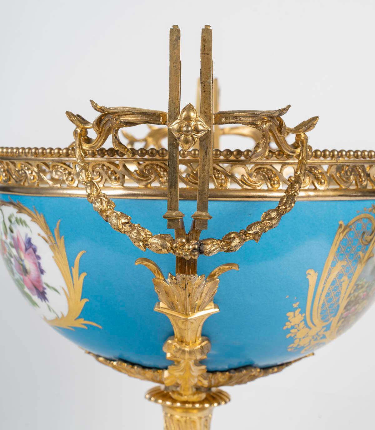 Dorato Grande ciotola in porcellana nello stile della manifattura di Sèvres, periodo Napoleone III in vendita