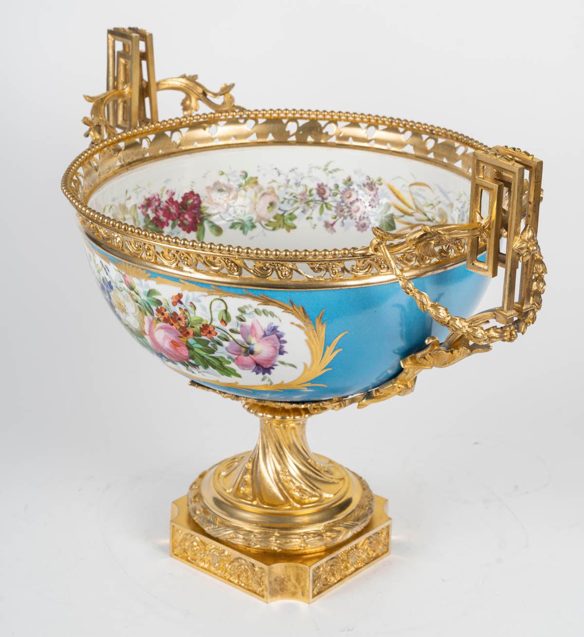 Grande ciotola in porcellana nello stile della manifattura di Sèvres, periodo Napoleone III In condizioni buone in vendita a Saint-Ouen, FR