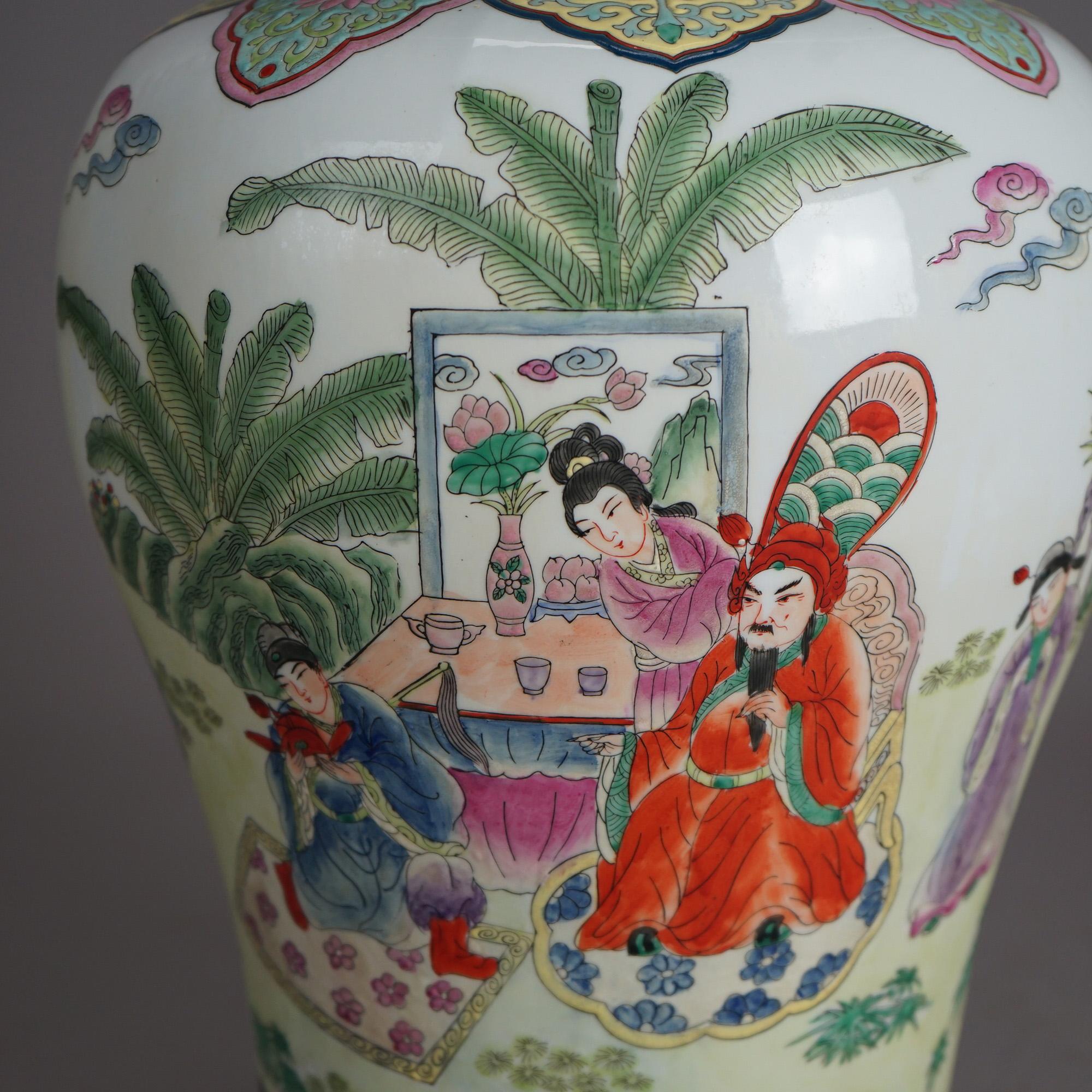 Große chinesische Porzellanurne mit hand emaillierter Dekoration aus dem 20. Jahrhundert (Asiatisch) im Angebot