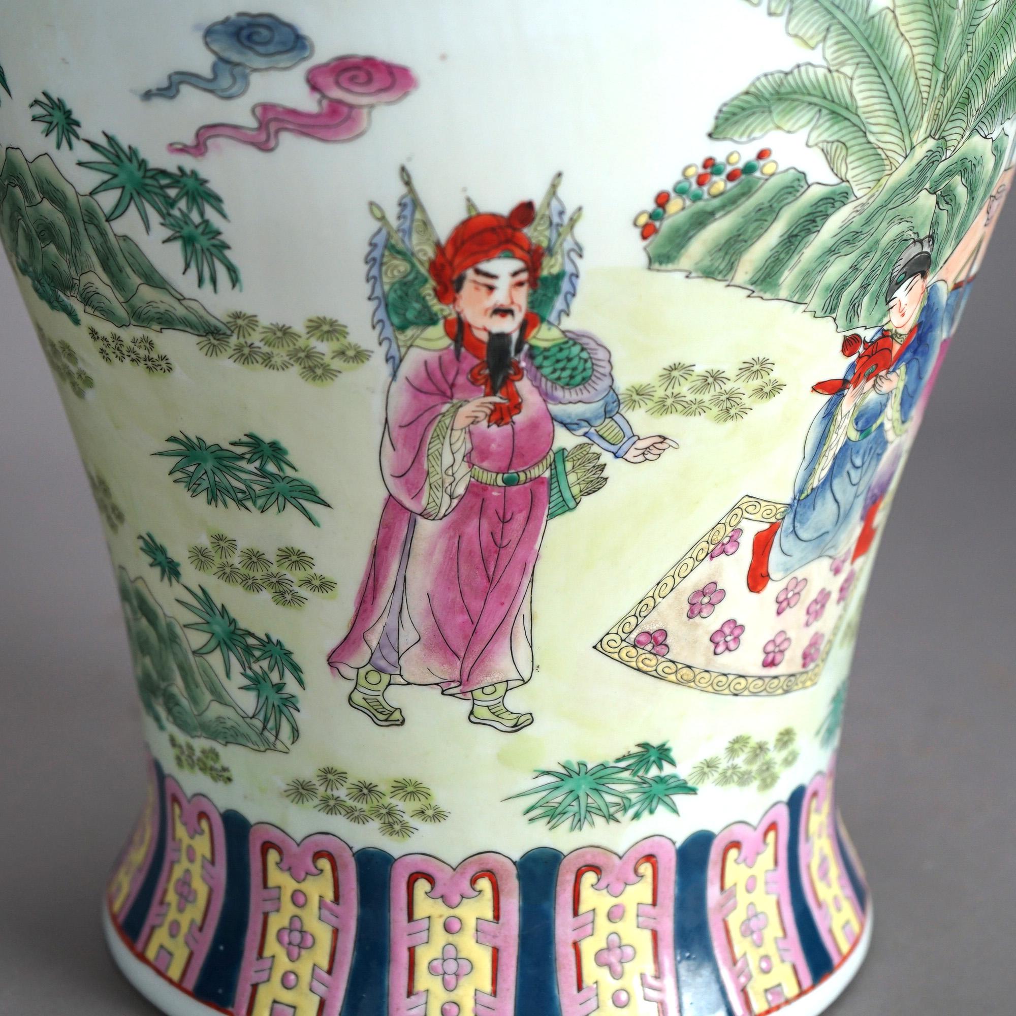 Große chinesische Porzellanurne mit hand emaillierter Dekoration aus dem 20. Jahrhundert (Emailliert) im Angebot