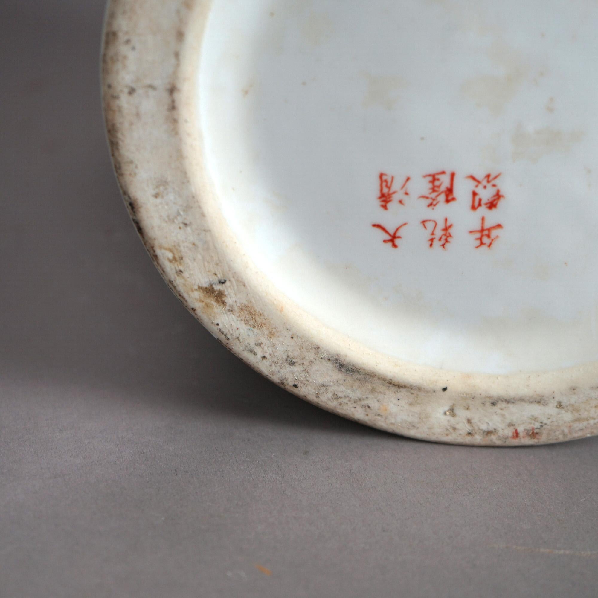 Große chinesische Porzellanurne mit hand emaillierter Dekoration aus dem 20. Jahrhundert im Angebot 1