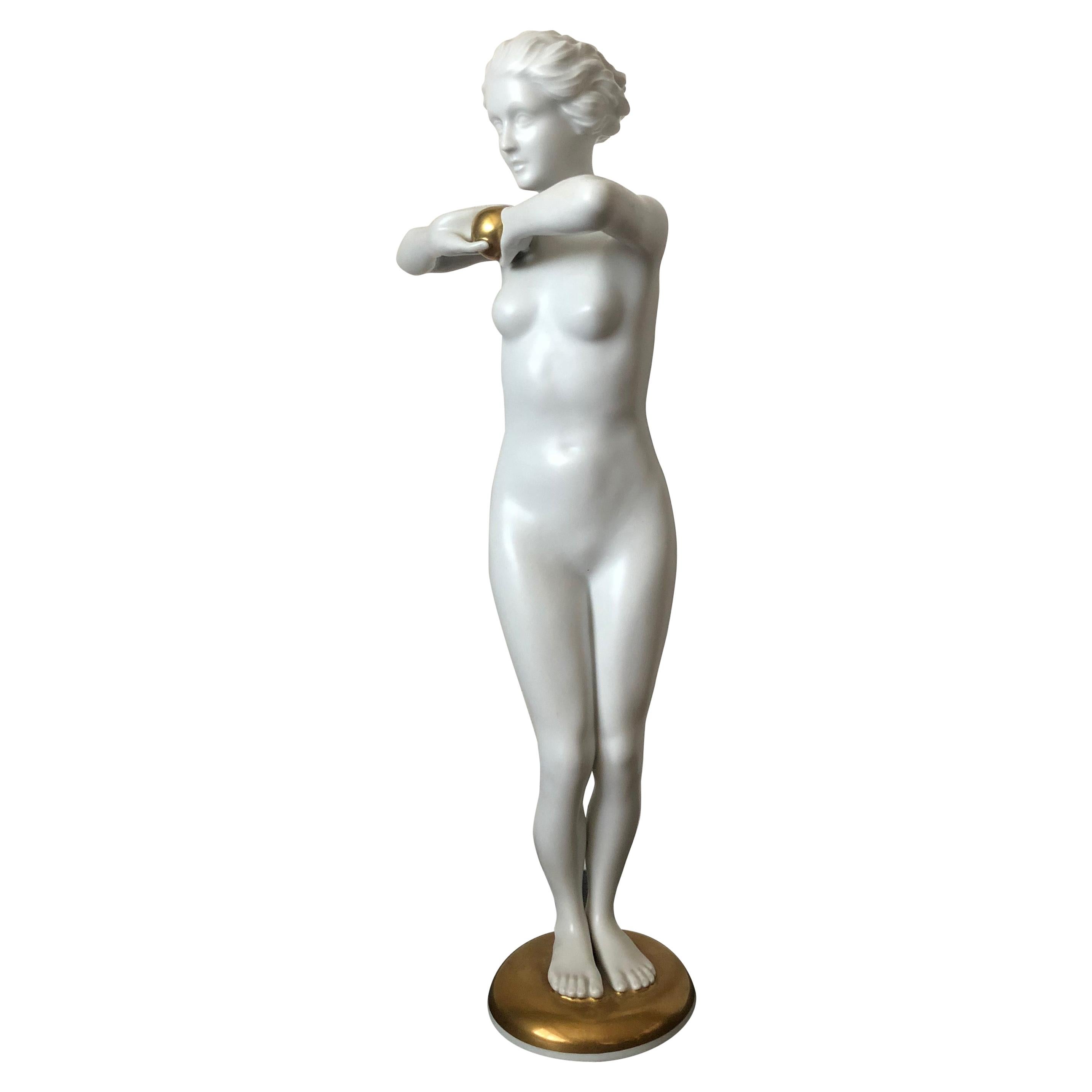 Grande figura di donna con palla in porcellana del designer Luitpold Adam in vendita