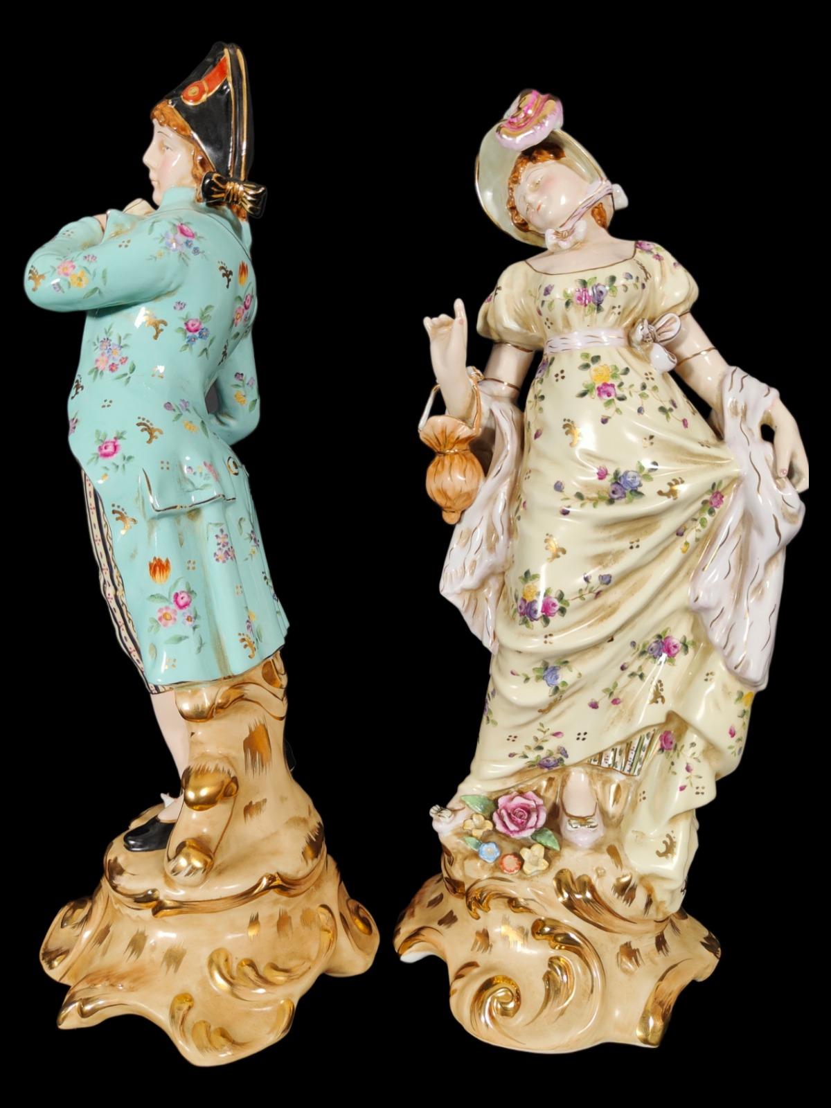 GRANDES FIGURES EN PORCELAINE
 DEUX FIGURINES EN PORCELAINE DU 20E SIÈCLE. MESURE 47 CM DE HAUT. EN PARFAIT ÉTAT DE CONSERVATION. SANS RESTAURATION
bon état.