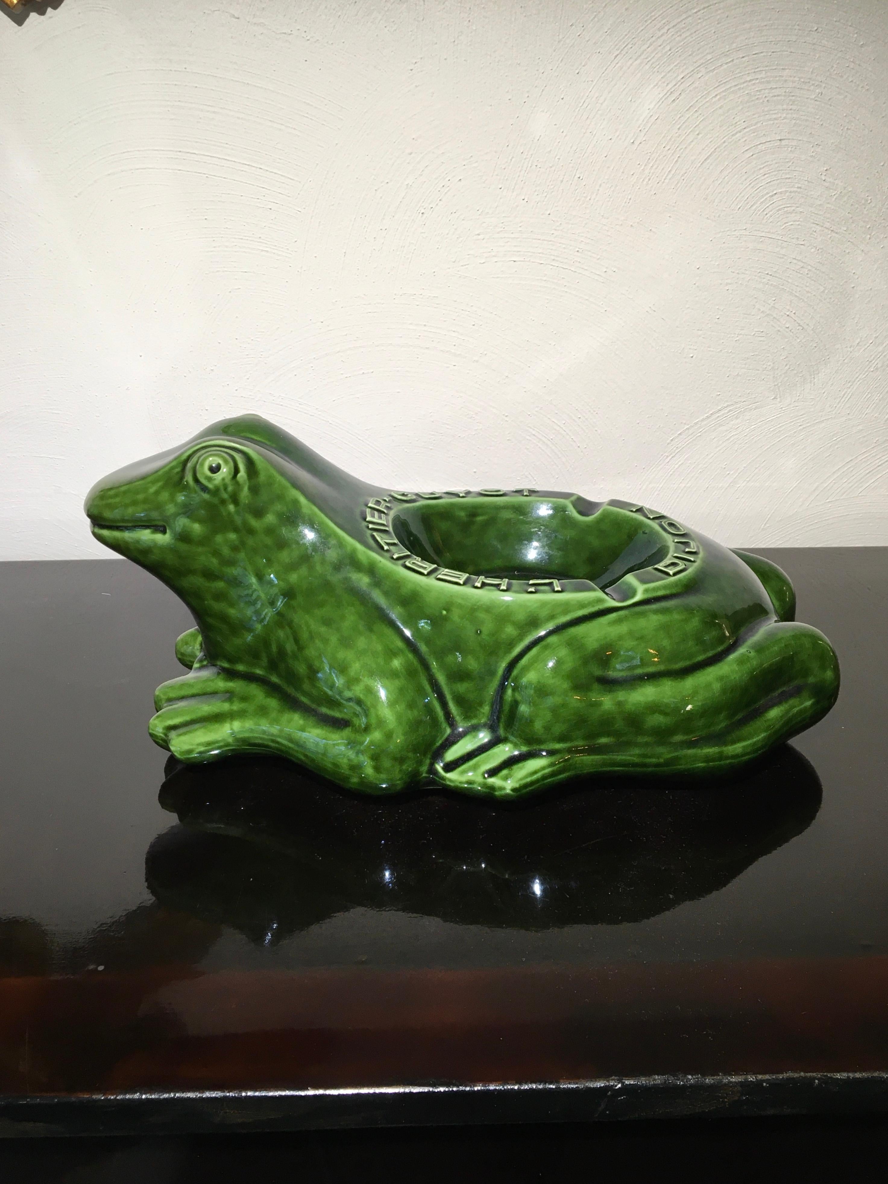Porcelaine Grande sculpture de grenouille en porcelaine, grenouille publicitaire française L'Heritier Guyot  en vente