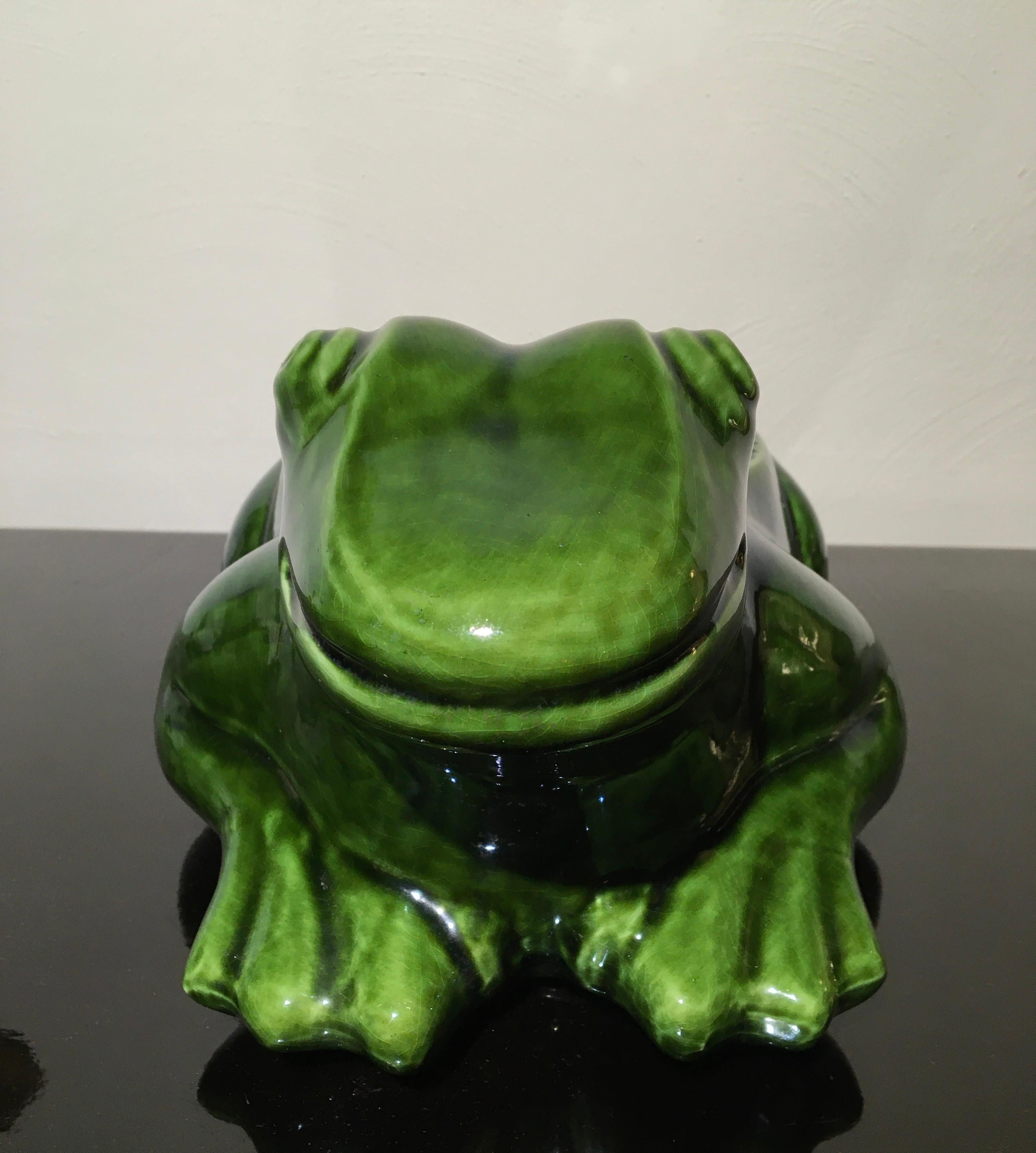 Moderne Grande sculpture de grenouille en porcelaine, grenouille publicitaire française L'Heritier Guyot  en vente