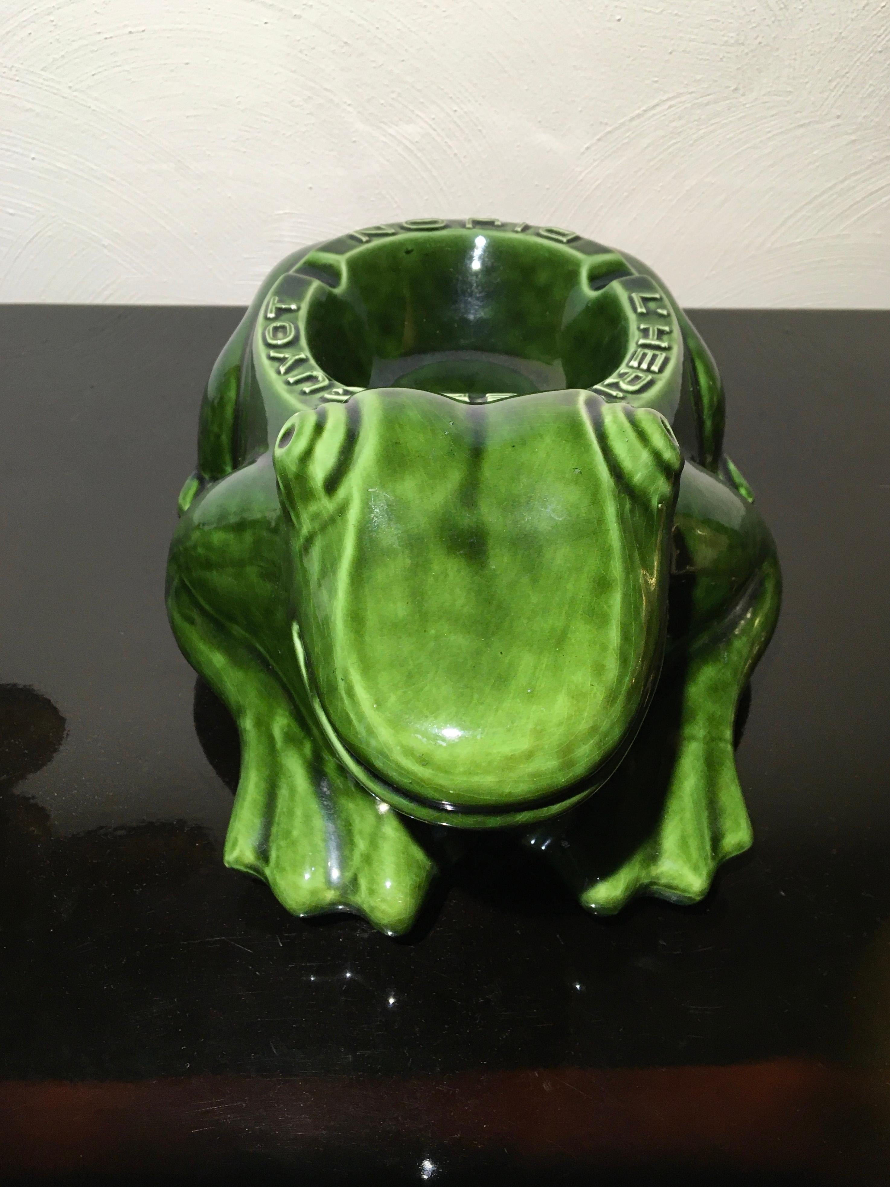 Français Grande sculpture de grenouille en porcelaine, grenouille publicitaire française L'Heritier Guyot  en vente