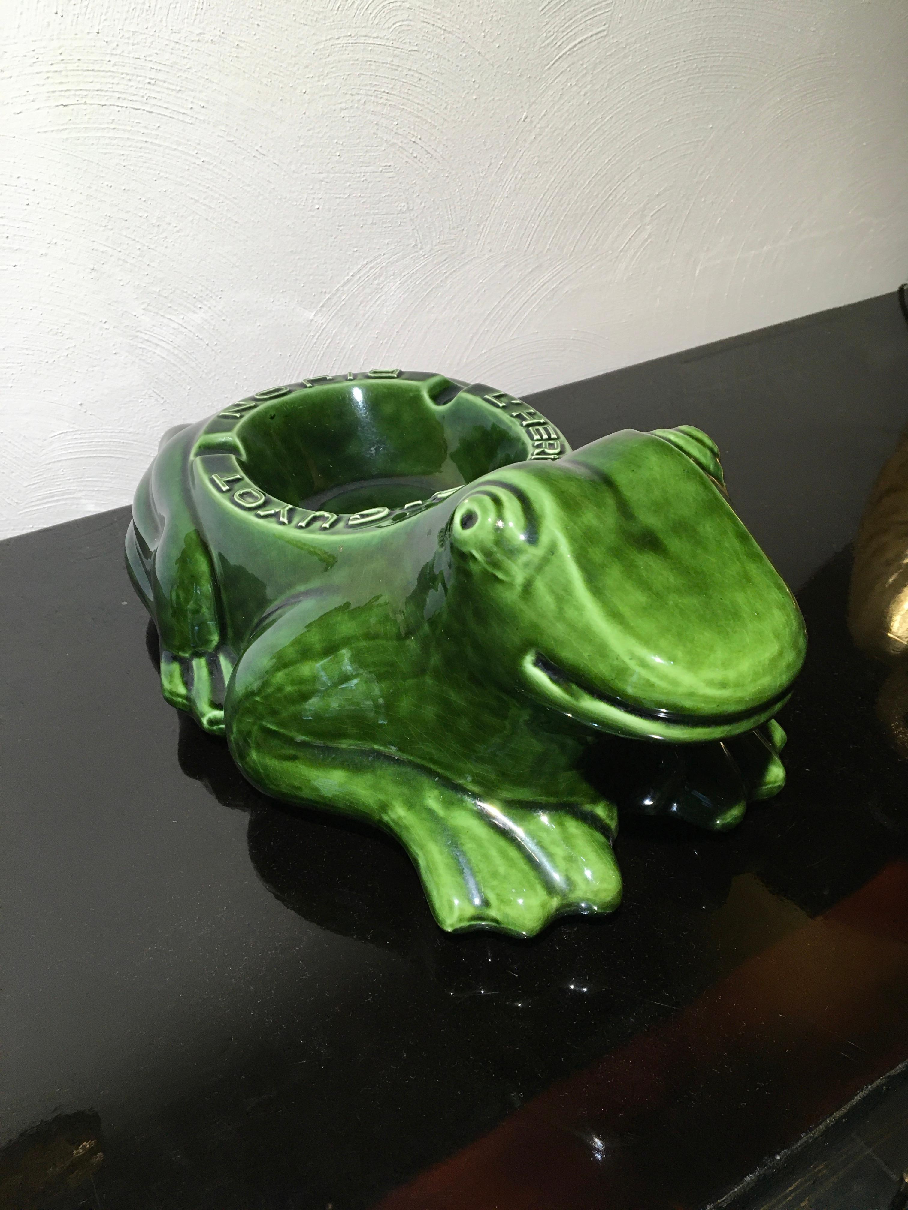 Vernissé Grande sculpture de grenouille en porcelaine, grenouille publicitaire française L'Heritier Guyot  en vente