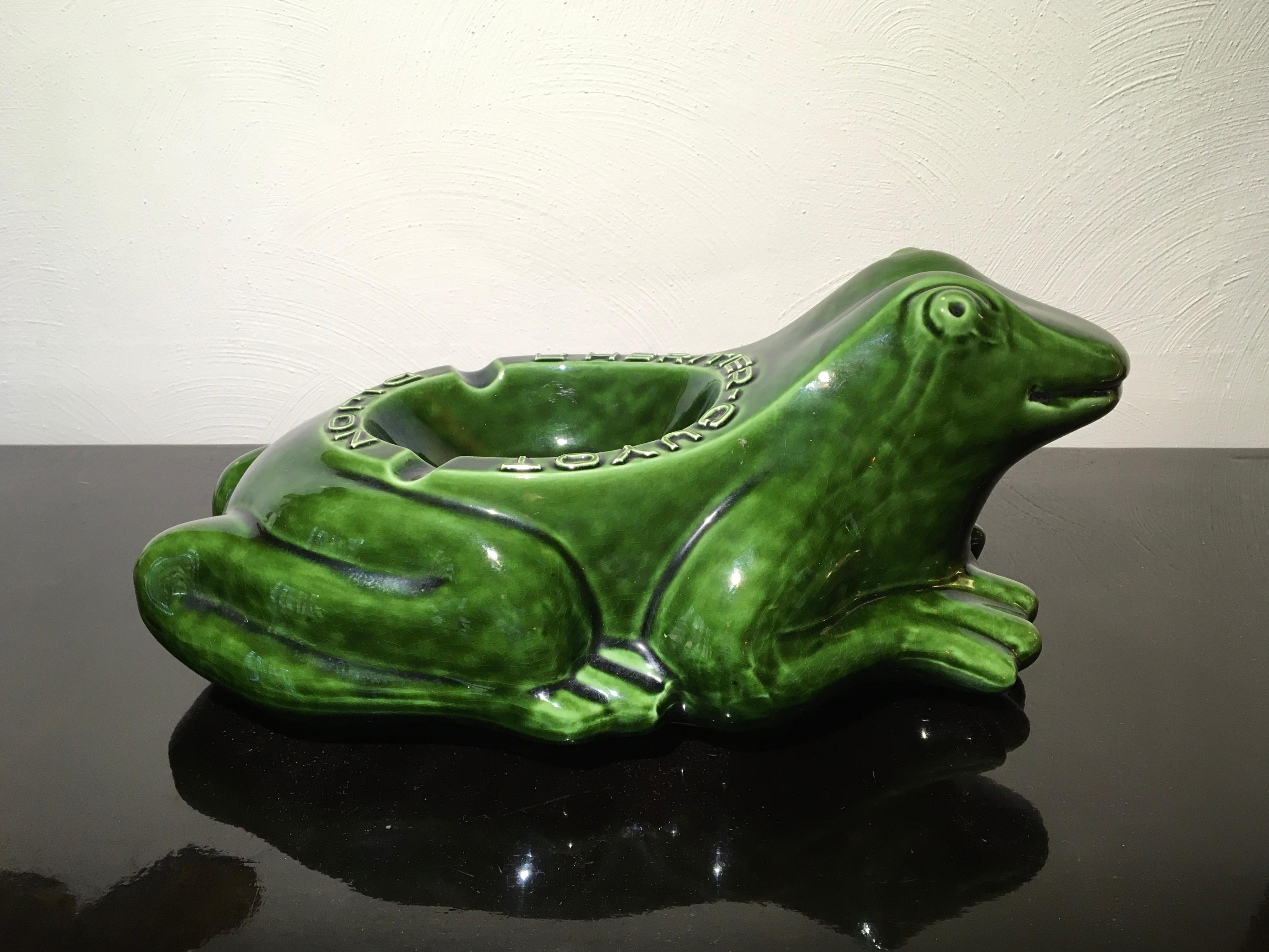 Grande sculpture de grenouille en porcelaine, grenouille publicitaire française L'Heritier Guyot  Bon état - En vente à Antwerp, BE