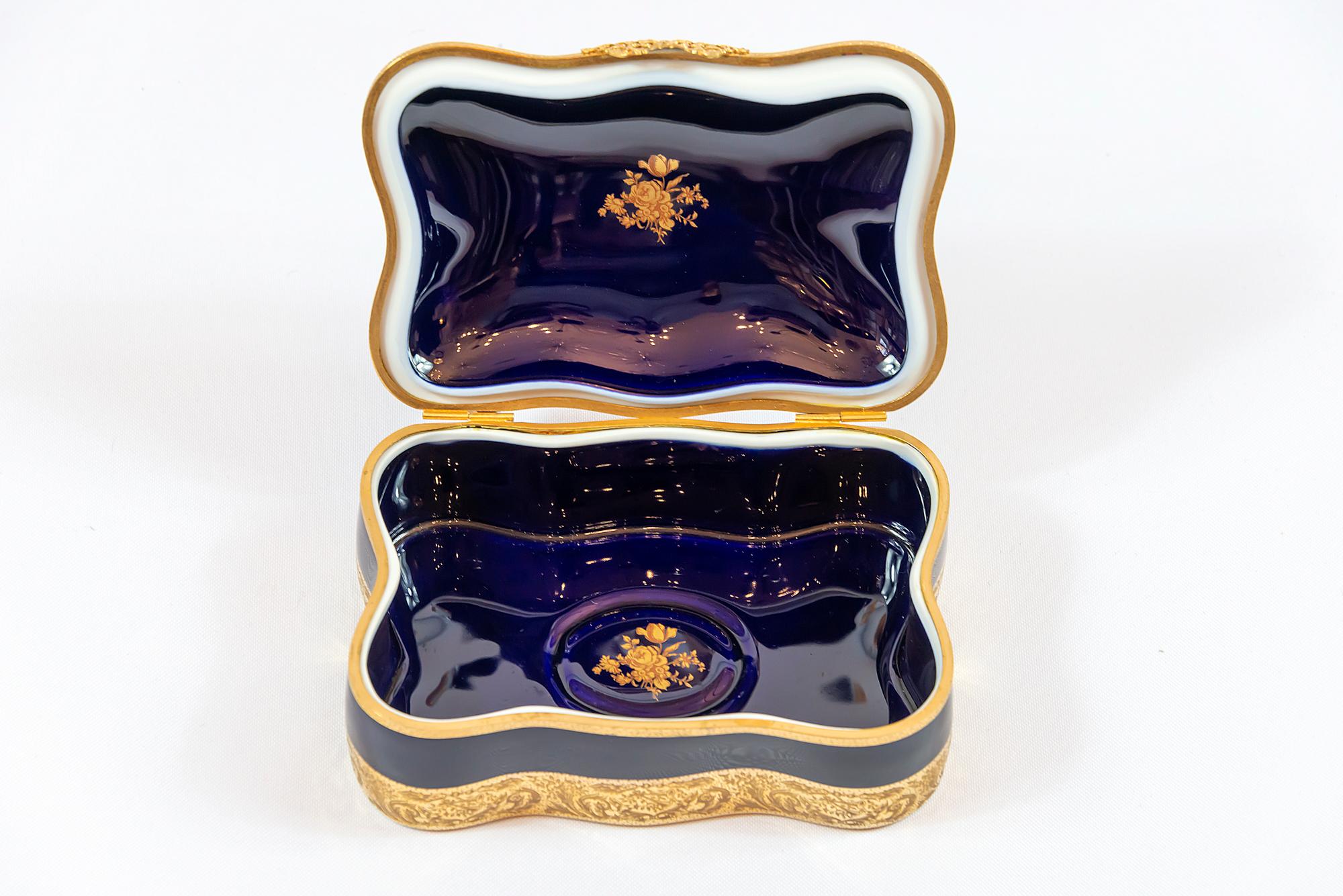 Große Porzellanschmuckkästchen mit 22-karätigem Golddekor von Imperial Limoges (Vergoldet)