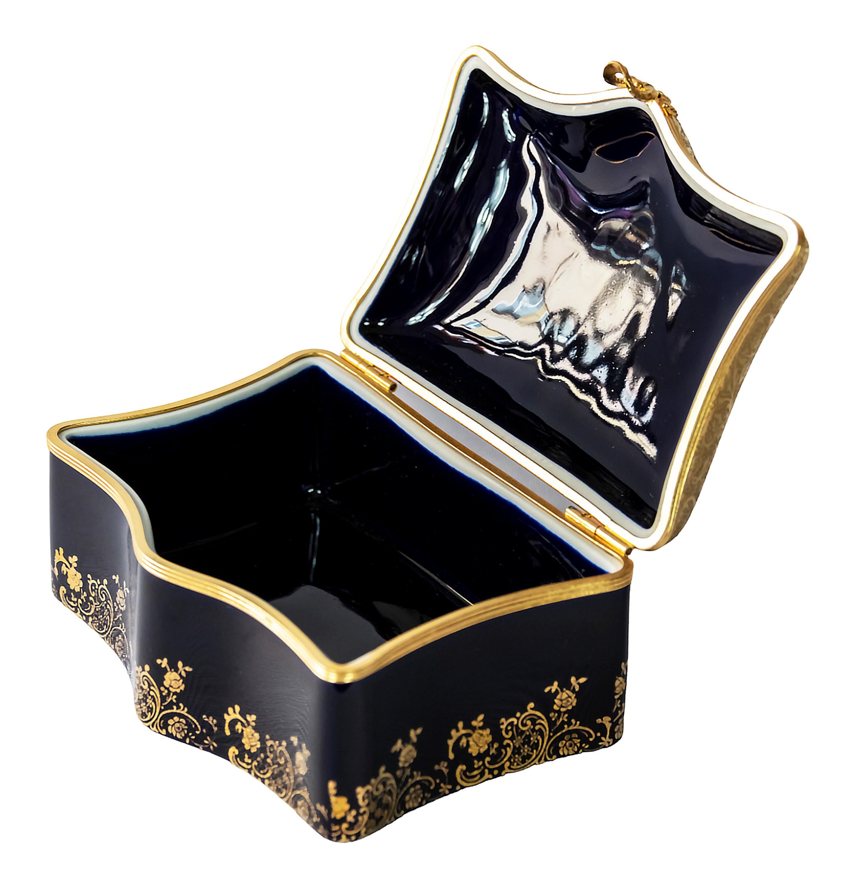 Large Porcelain Jewelry Box Decorated with 22-Karat Gold by Limoges Castel In Excellent Condition In Vilnius, LT