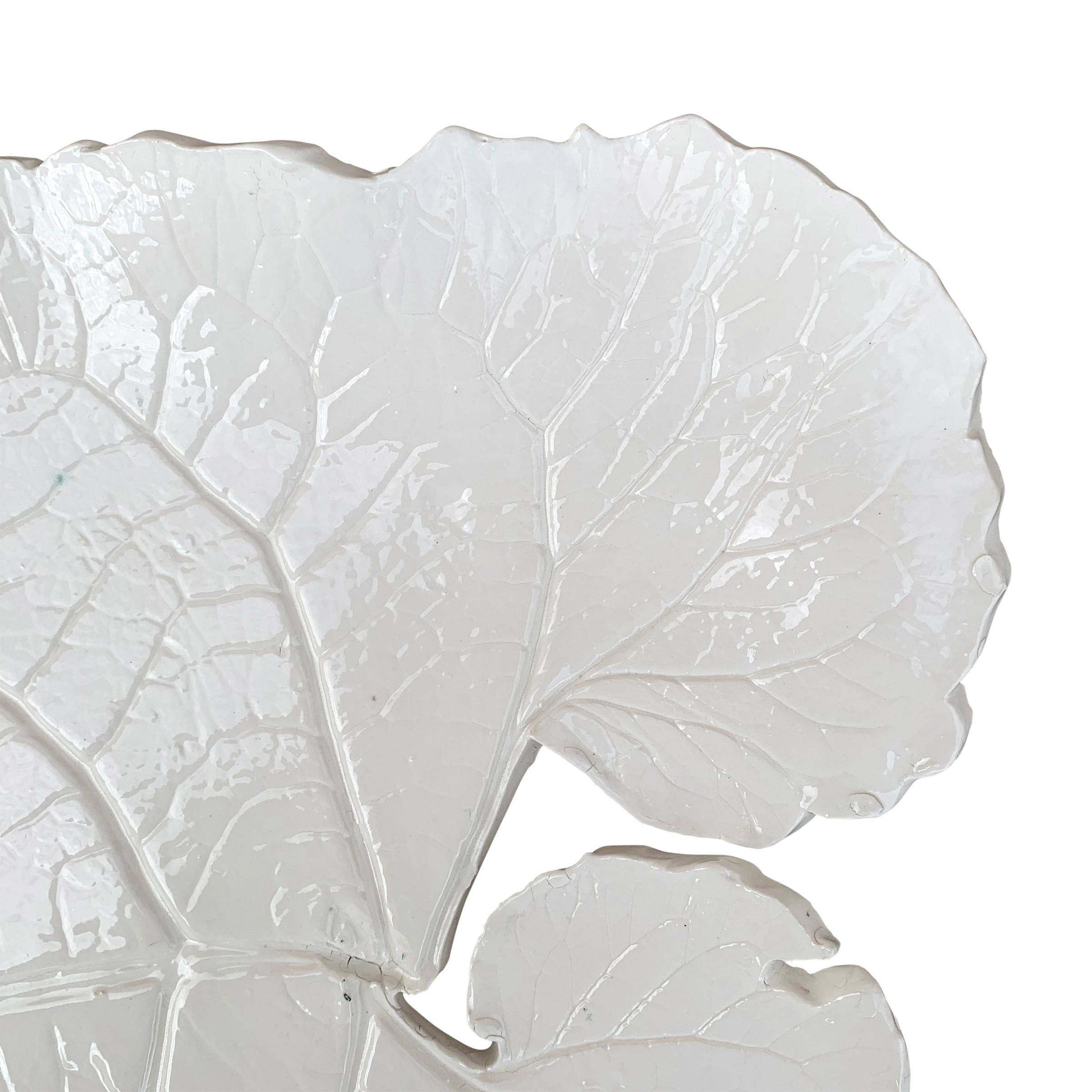 Porcelaine Grand plateau à feuilles en porcelaine en vente
