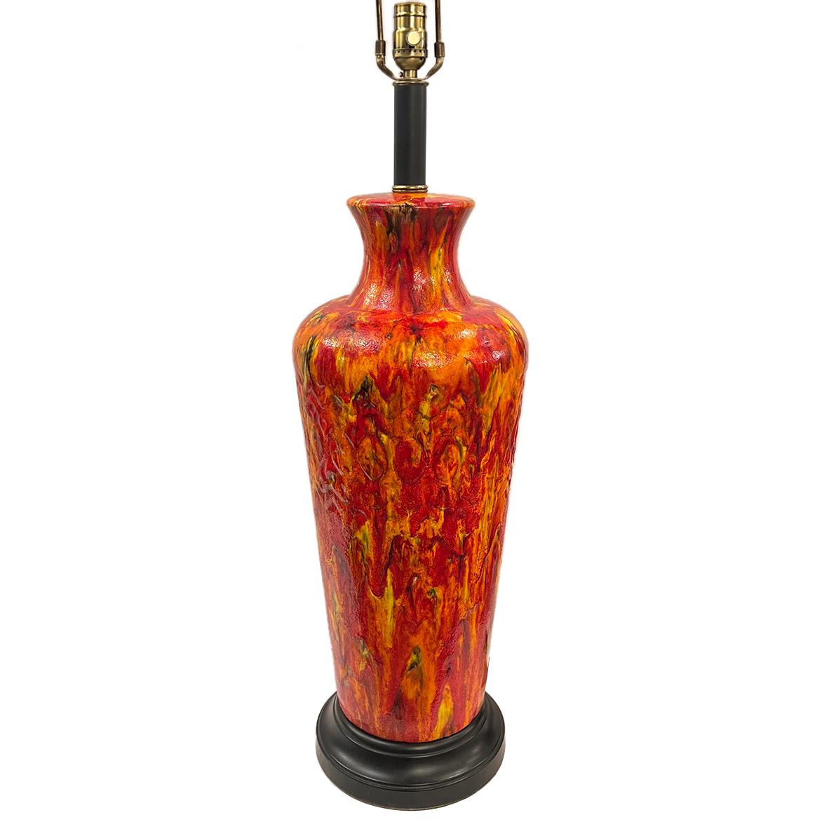 Eine große italienische Tischlampe aus Porzellan aus den 1960er Jahren mit orangefarbenem Glasurdekor.

Abmessungen:
Höhe des Körpers:27
