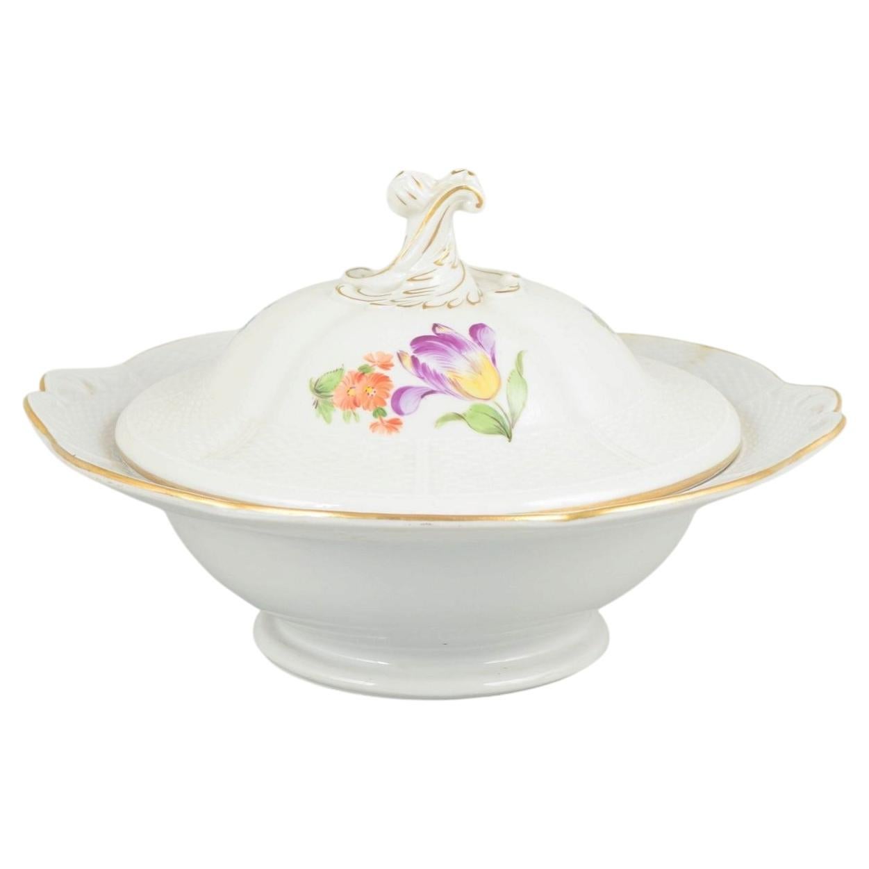Large porcelain tureen with floral motifs. Dresden, Germany. Mid-20th C For Sale