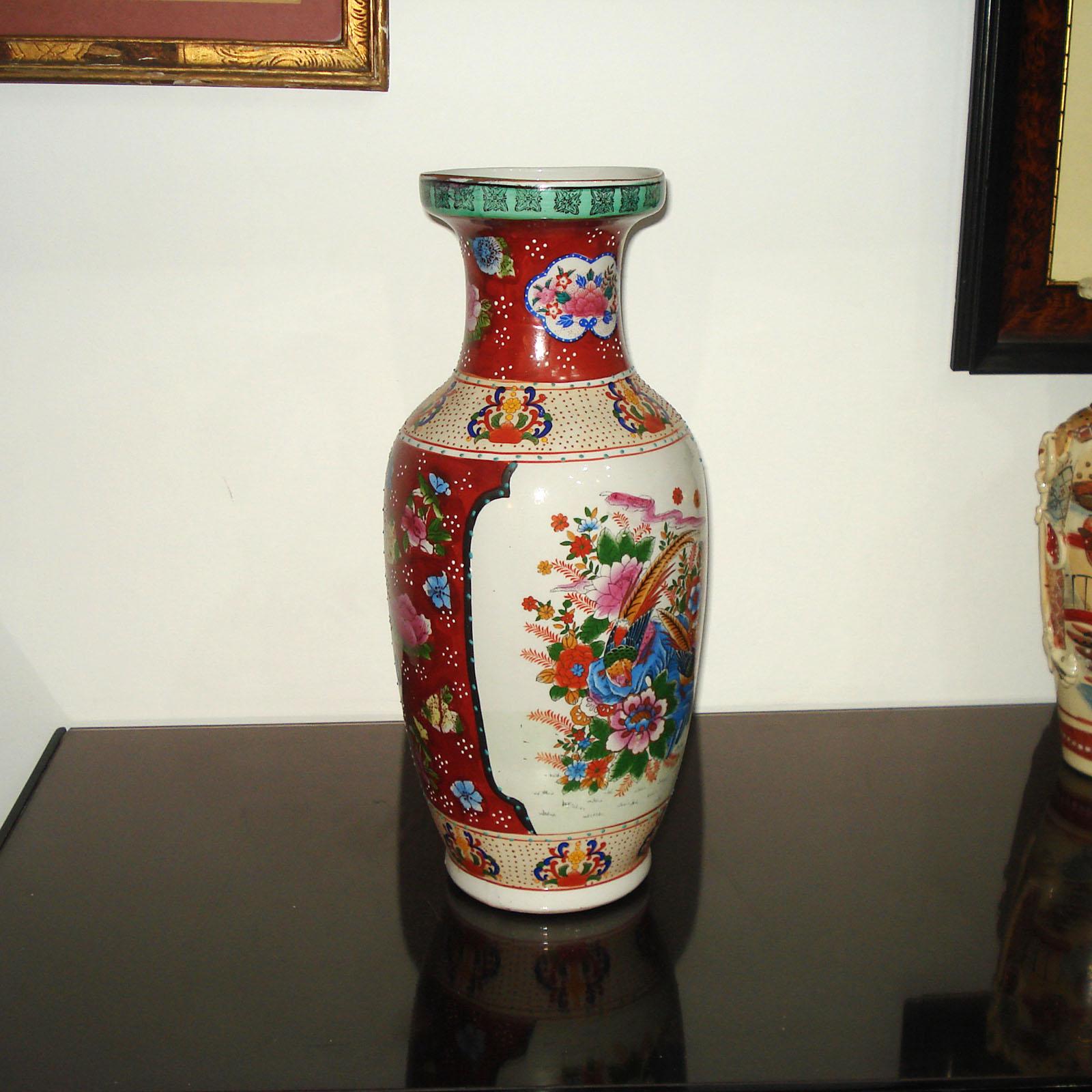 Peint à la main Grand vase en porcelaine, Japon, milieu du 20e siècle en vente