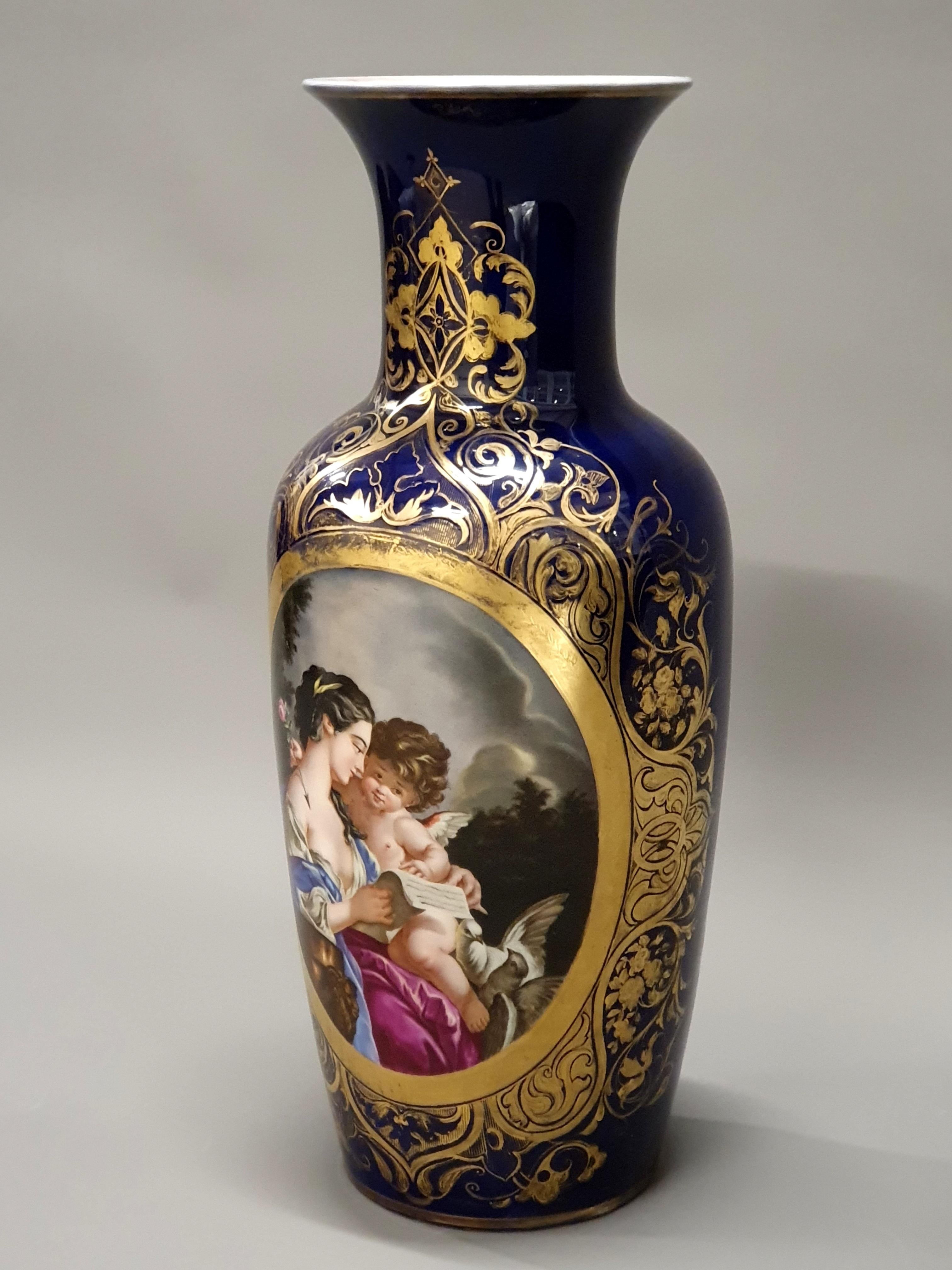 Grand vase en porcelaine fine de Valentine de couleur bleu cobalt et richement orné de feuillages et de rinceaux dorés. Magnifique décor représentant La toilette de Vénus d'après François Boucher, d'une qualité et d'une finesse