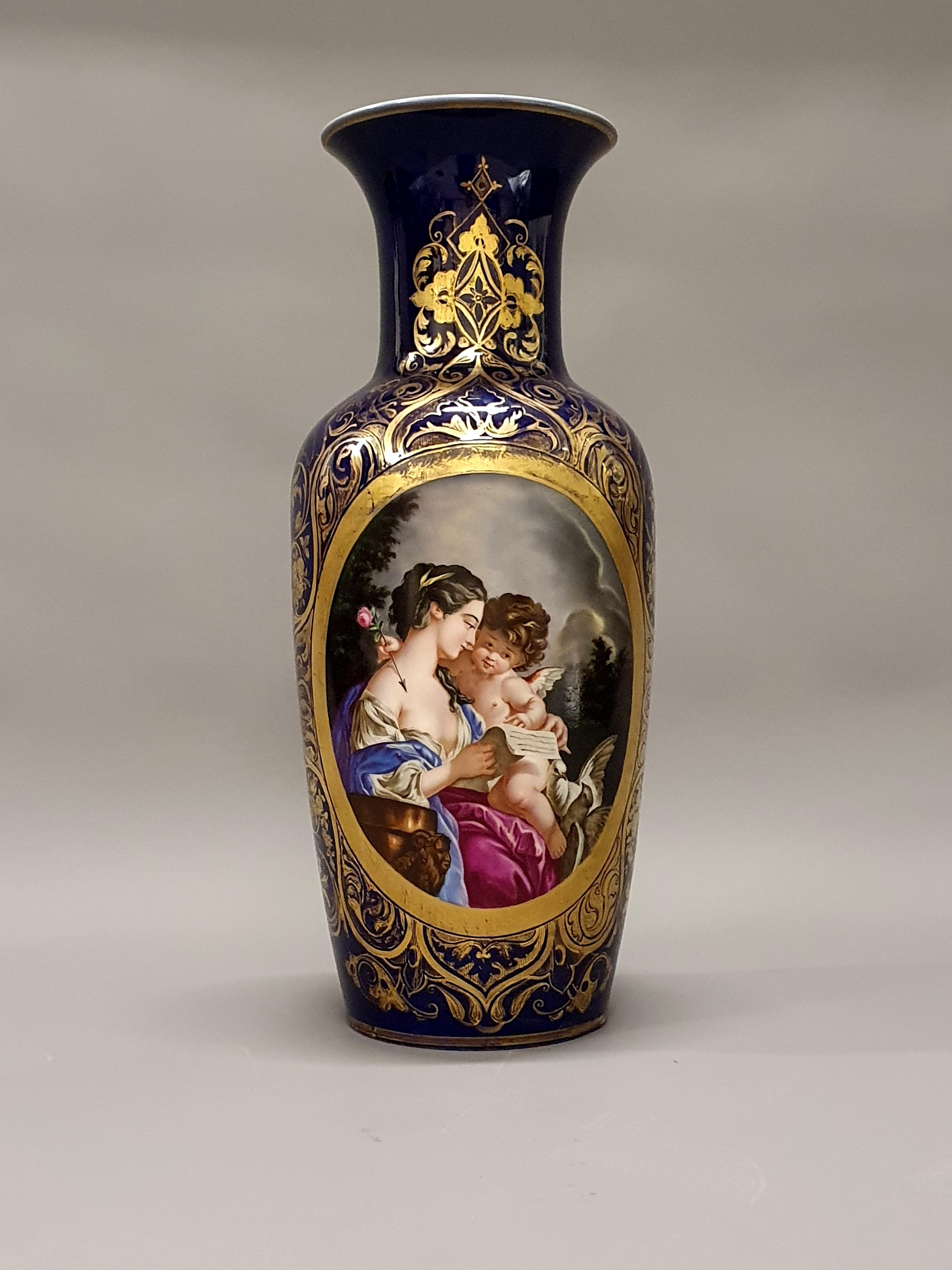 Français Grand vase en porcelaine - La toilette de Vénus d'après François Boucher en vente