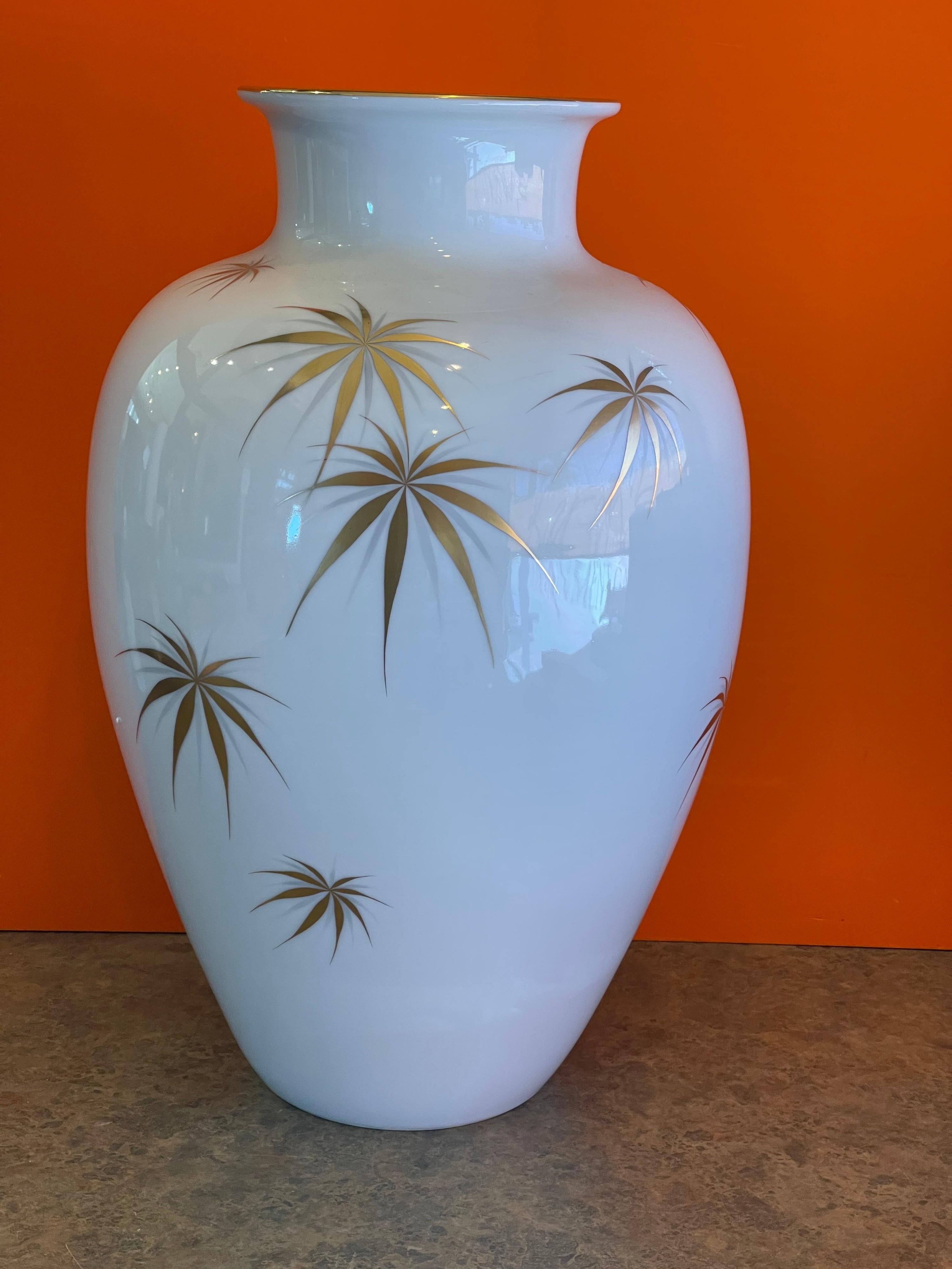 Grande vaso in porcellana di Heinrich di Baviera, anni '70 circa. Il pezzo ha una finitura in porcellana lucida con foglie a stella dorate. Il vaso è in ottime condizioni d'uso, senza scheggiature o crepe, e misura 13