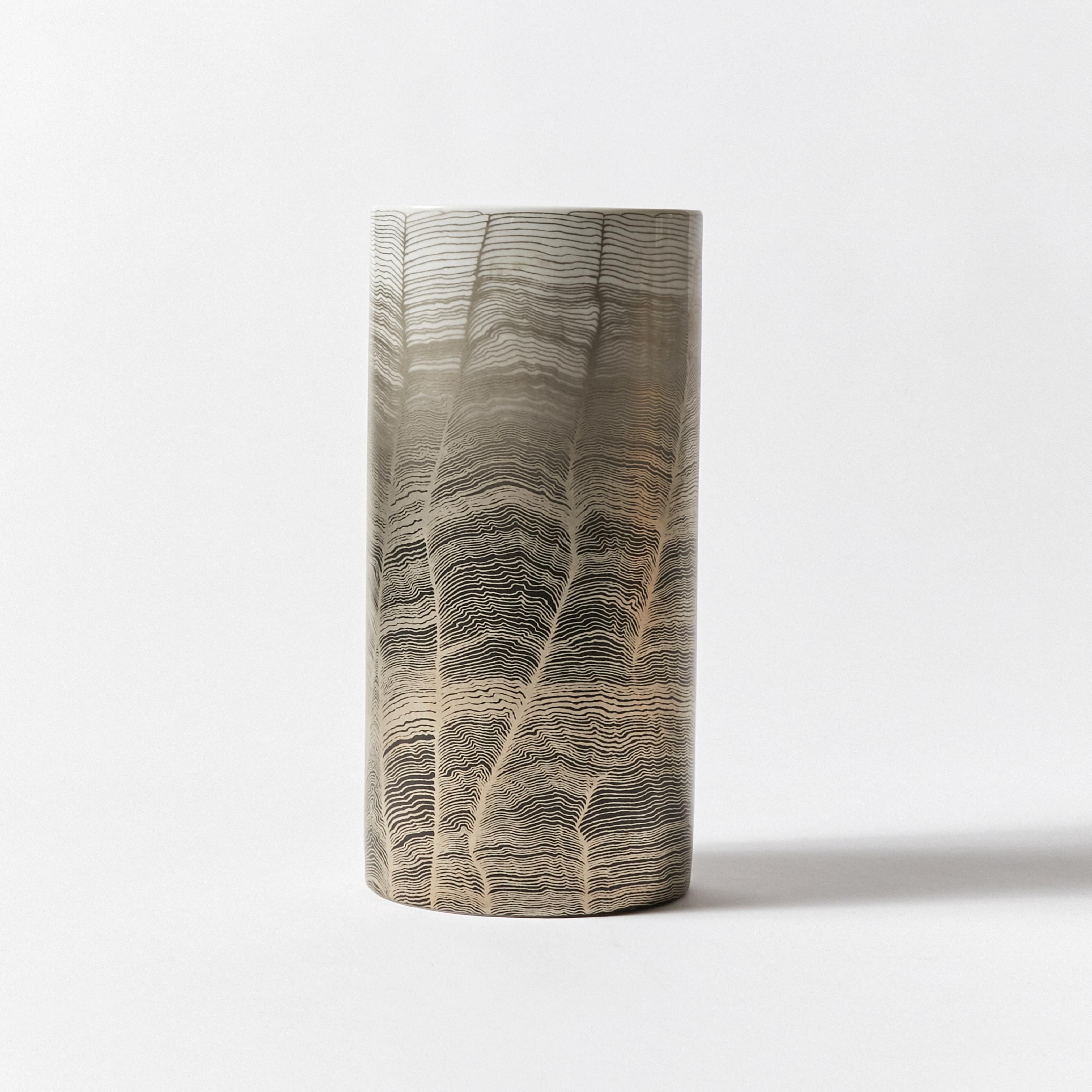 Grande vaso in porcellana Rosenthal, decorato con un motivo topografico in oro bianco e nero. Timbro di firma in basso.
