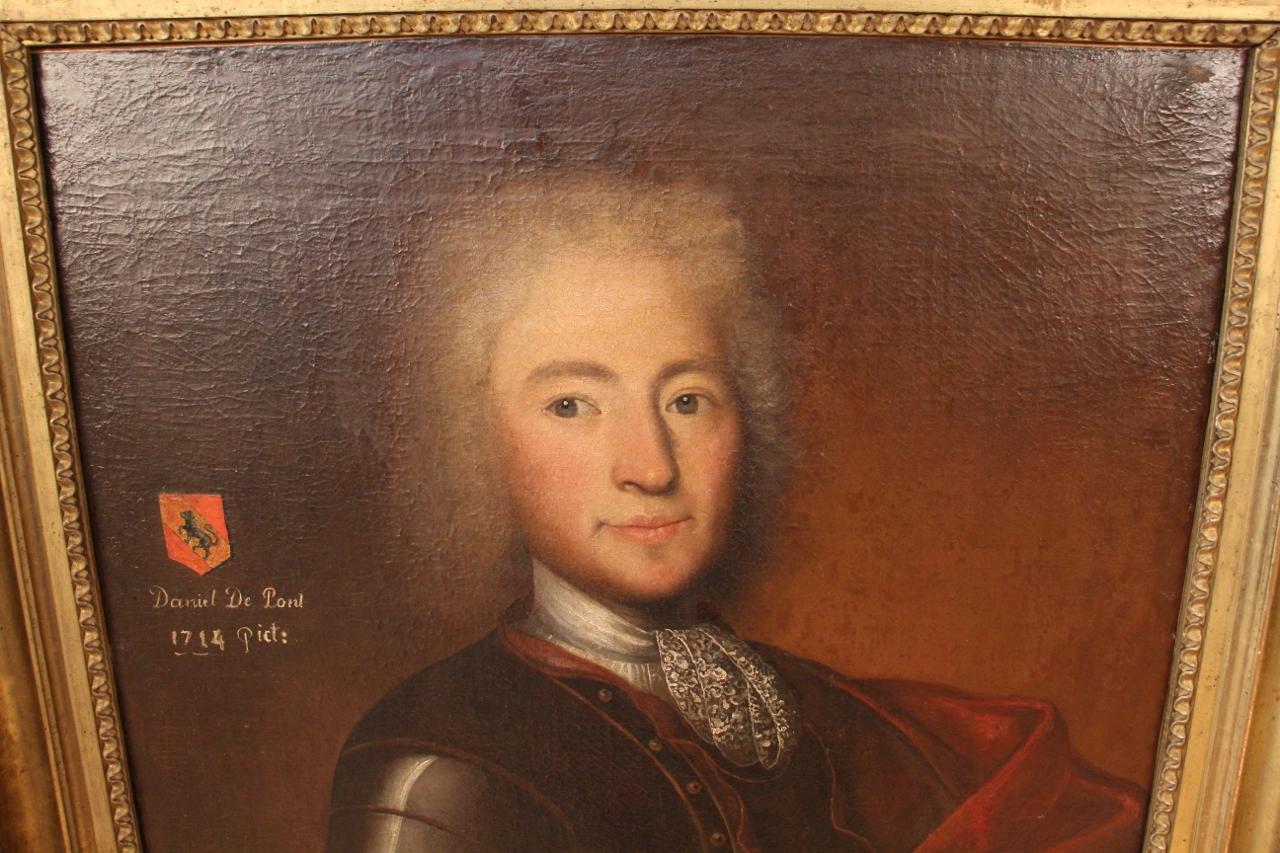 portrait of the early eighteenth century, representing Daniel De Pont Wlyamoz, captain in the service of Spain in a gilded wood frame also period oil on canvas have one or two minimal paint gaps and was re-coated in the past the buffer age at the