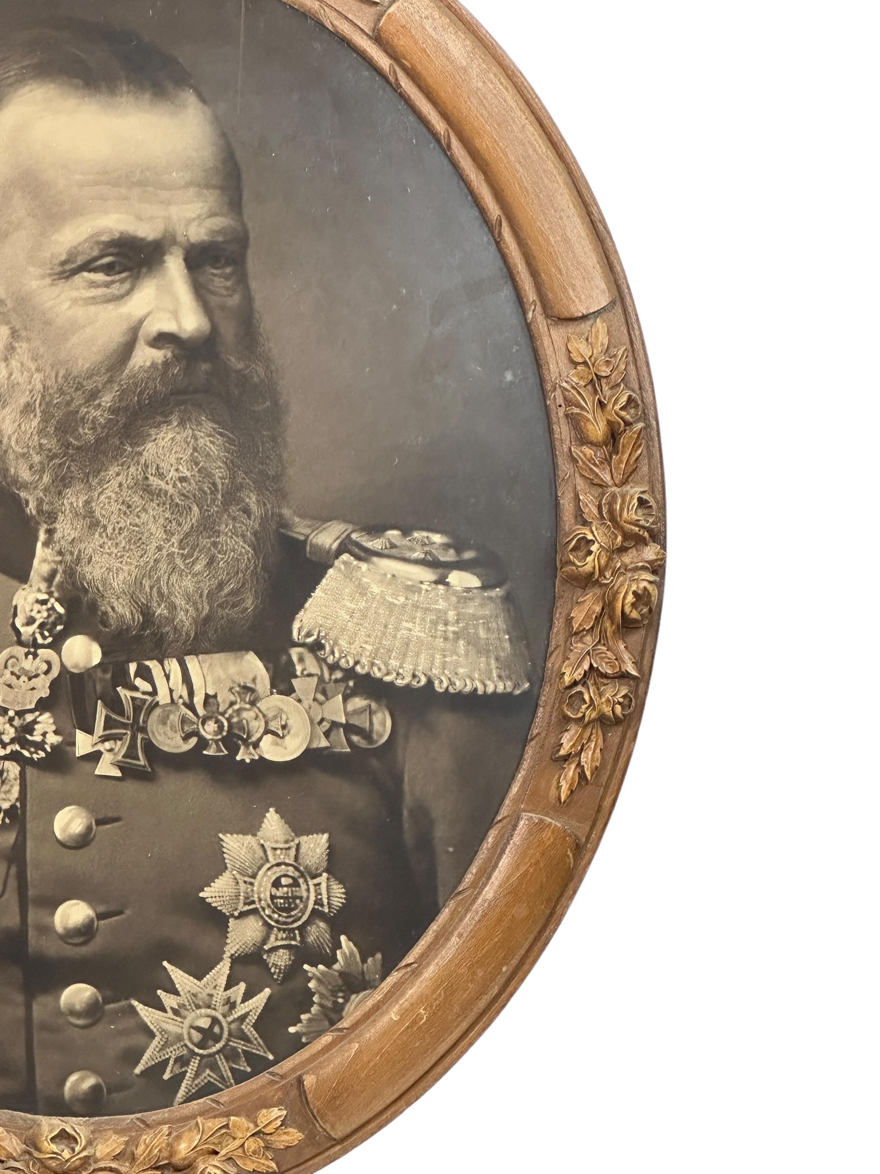 Eine außergewöhnliche Originalfotografie von Luitpold Karl Joseph Wilhelm Ludwig, Prinzregent von Bayern (12. März 1821 - 12. Dezember 1912).
Schöner handgefertigter Rahmen im Schwarzwaldstil. Wir glauben, dass es ebenfalls aus den 1880er Jahren
