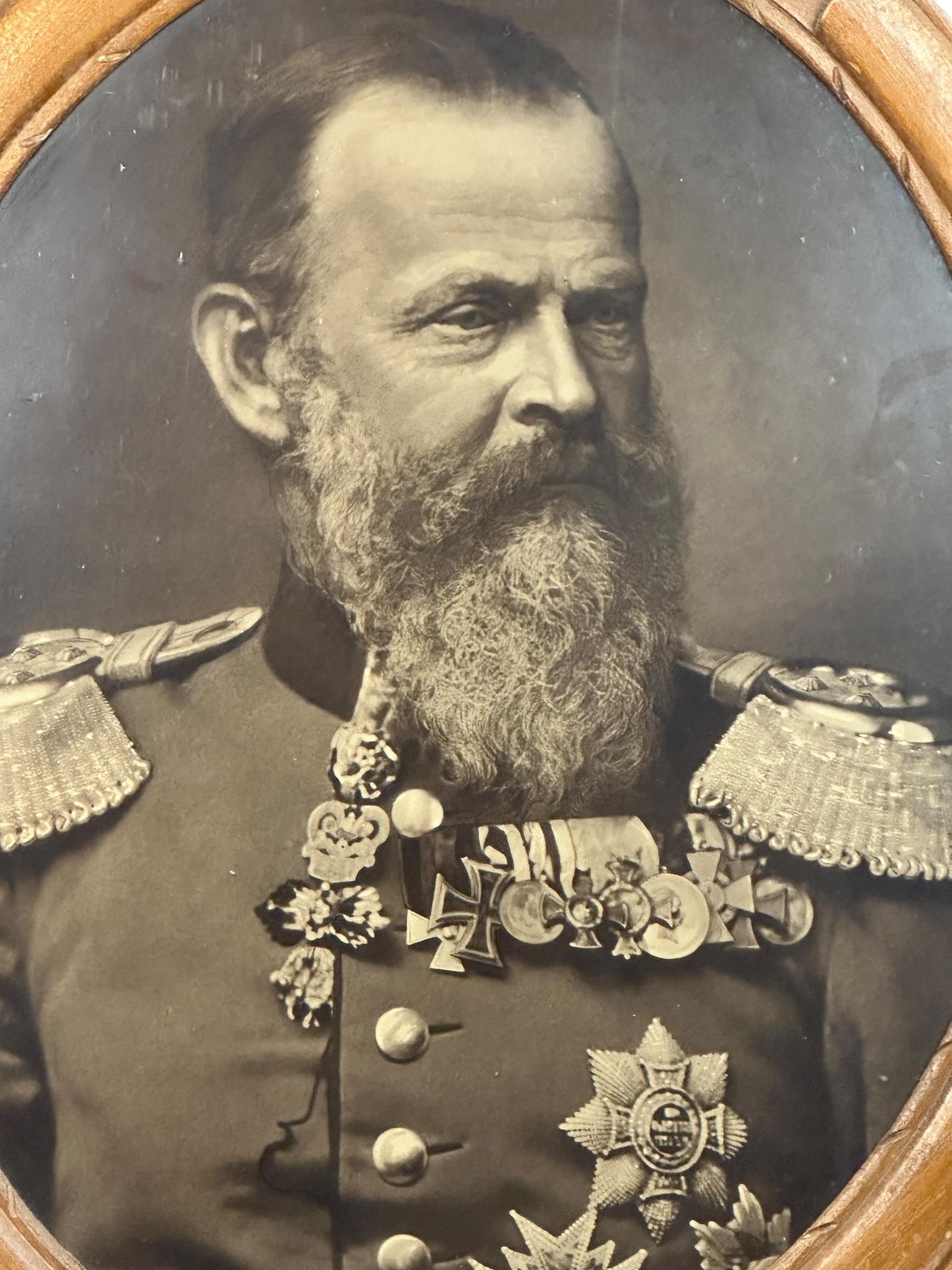 Großes Portraitfoto von Luitpold Prinz Regent von Bayern 1886 Holz geschnitzter Rahmen (Deutsch) im Angebot