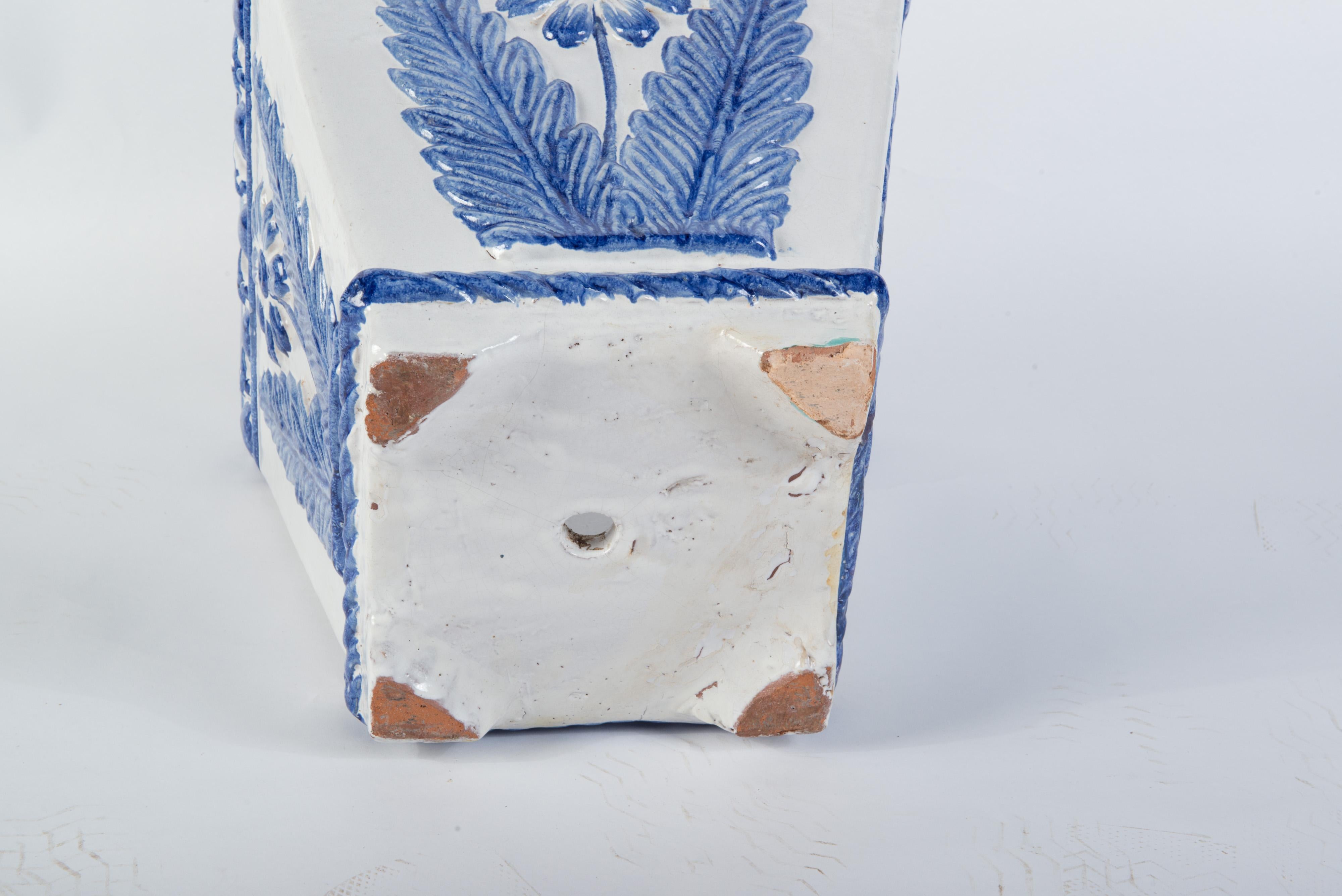 Jardinera grande de cerámica portuguesa azul y blanca finales del siglo XX en venta