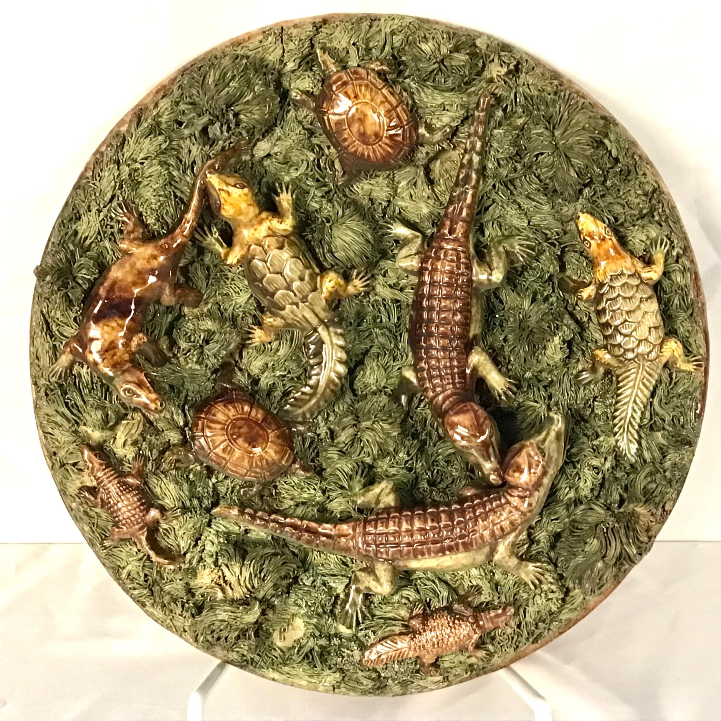 assiette Palissy portugaise du 19e siècle avec de grands alligators, lézards et tortues cherchant dans une touffe de mousse. Marque indéchiffrable, probablement Mafra, Caldas.