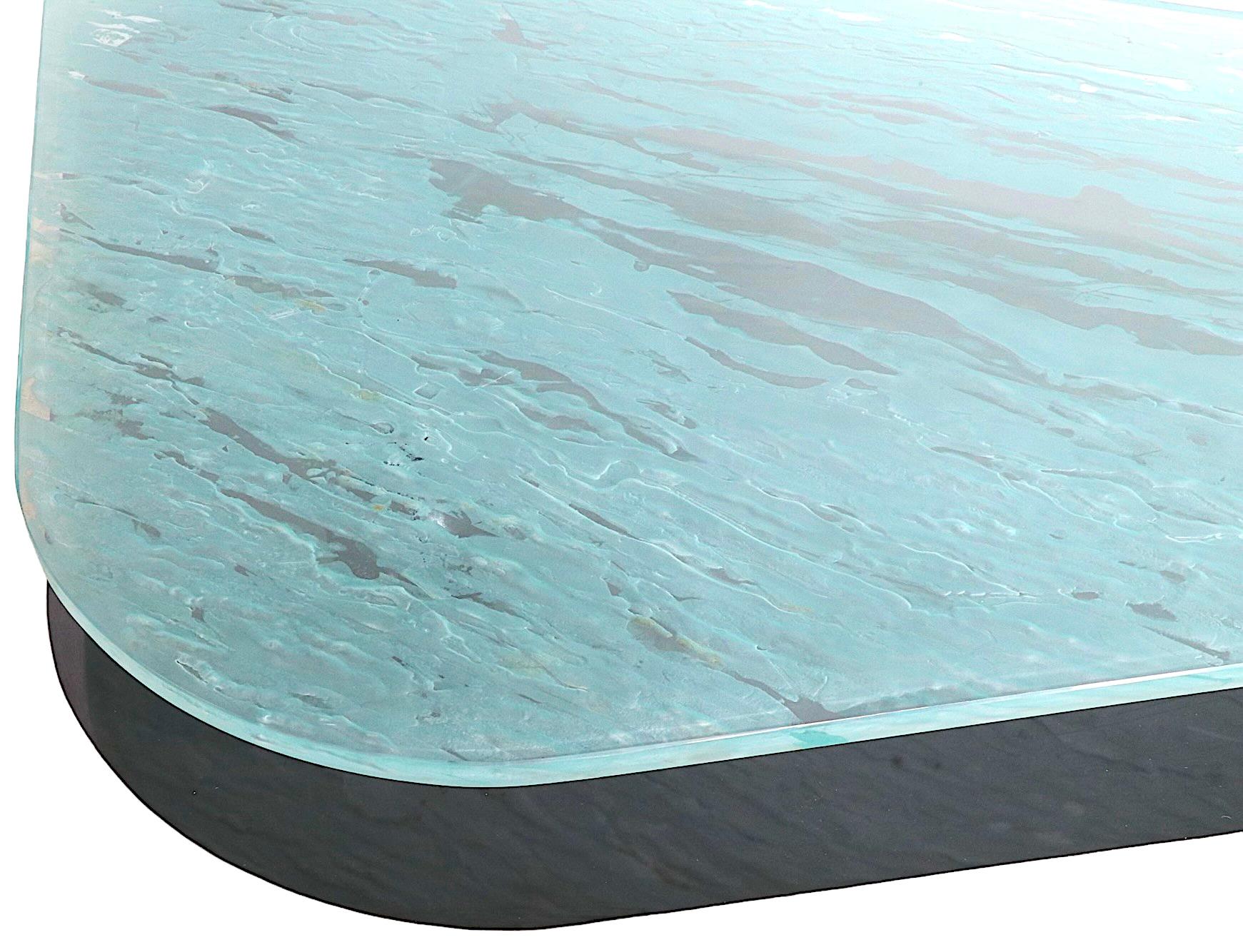 Grande table basse post-moderne avec base en formica et plateau en verre texturé en vente 3